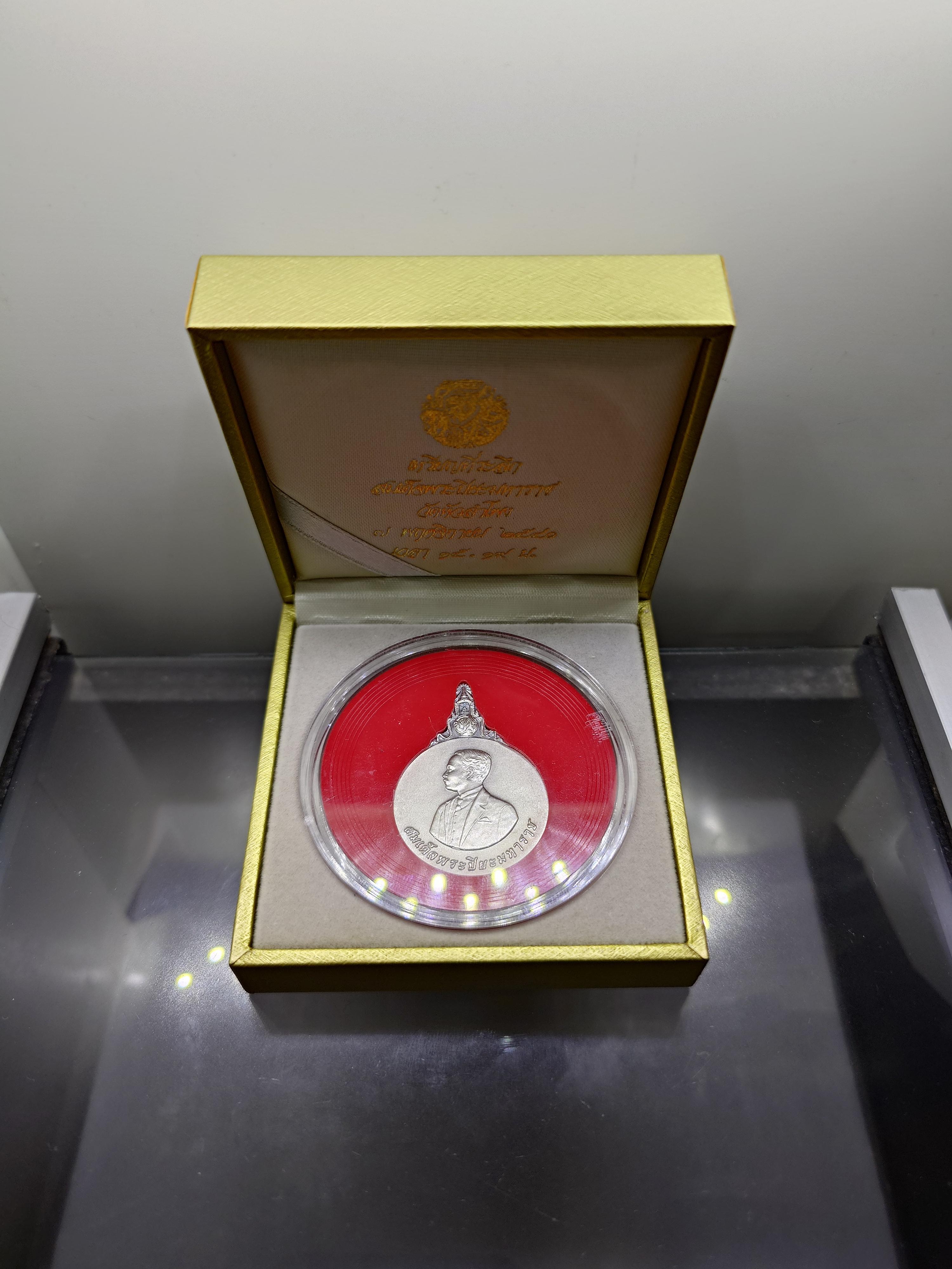 เหรียญที่ระลึก สมเด็จพระปิยะมหาราช (พิมพ์ทรงมหาชนก) ด้านหลังทรงเลิกทาส เนื้อเงิน วัดหัวลำโพง ปี2540 พร้อมกล่องเดิม