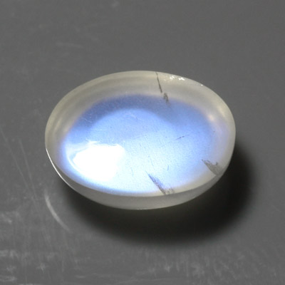 มูนสโตนหรือมุกดาหารเหลือบฟ้า (Blue sheen Moonstone) 2.50 กะรัต เหลือบฟ้าชัด รูปไข่