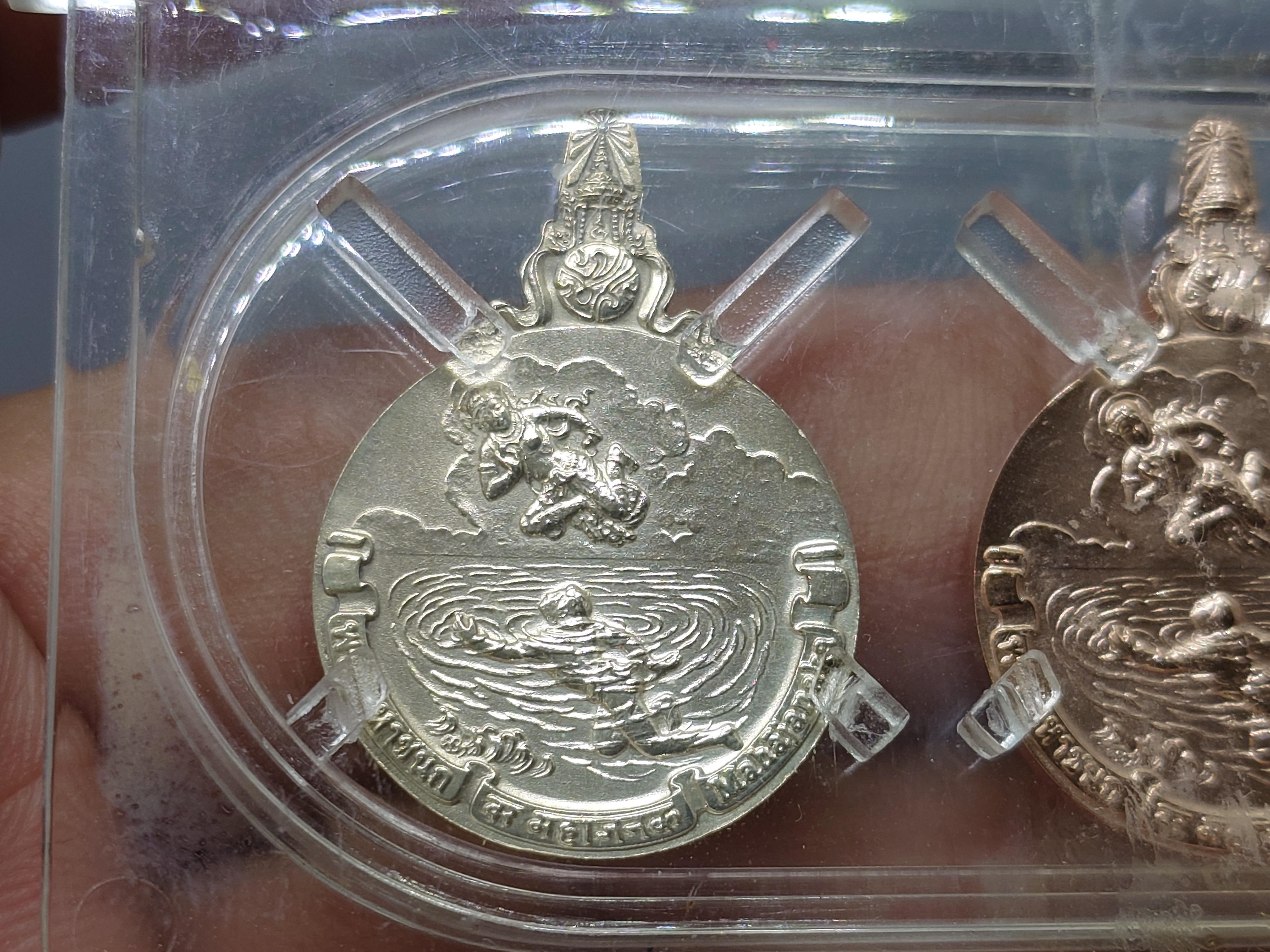 เหรียญพระมหาชนก ครบชุดทองคำ พิมพ์เล็ก (เนื้อทองคำ เนื้อนาค เนื้อเงิน) ปี2542 พร้อมหนังสือ