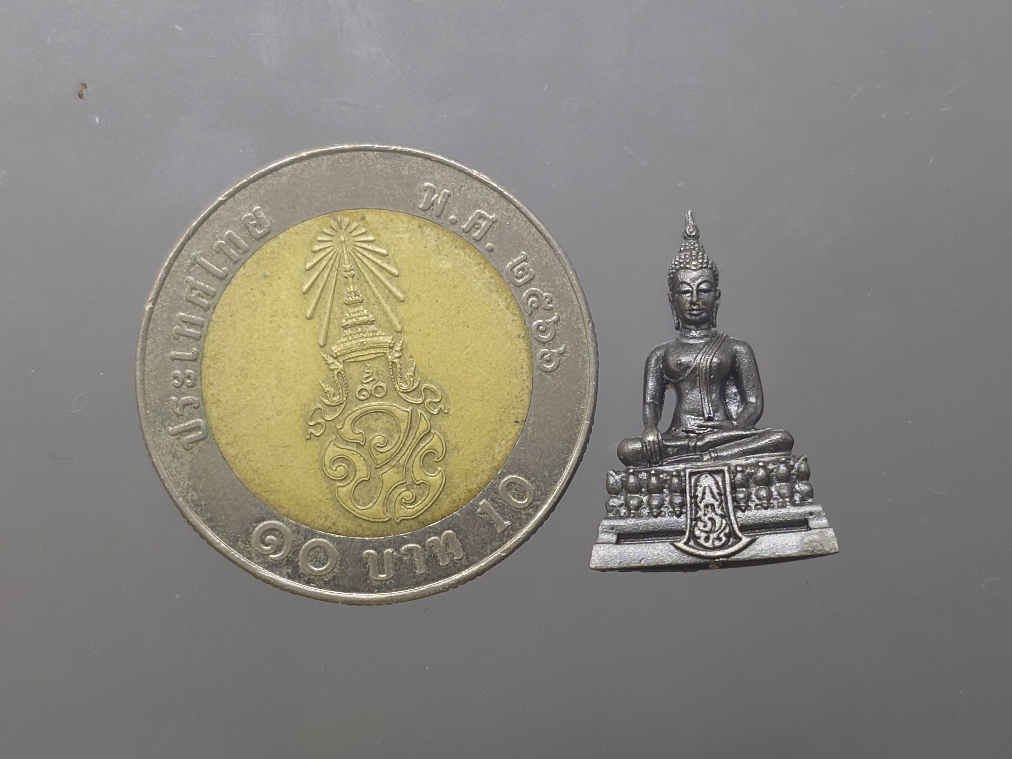 พsะคุ้มเกล้า เย็นศิsะเพราะพsะบริบาล 80 พssษา มหากษัตริย์แผ่นดินสยาม เนื้อนวะโลหะ พิมพ์เล็ก ปี2550 พร้อมตลับเดิม