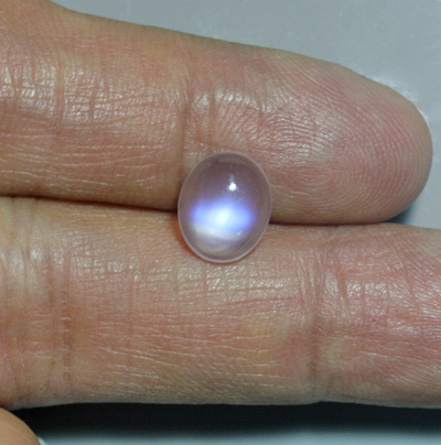 **ขายแล้ว**มูนสโตนหรือมุกดาหารเหลือบฟ้า (Blue sheen Moonstone) 2.41 กะรัต เหลือบฟ้าชัด รูปไข่