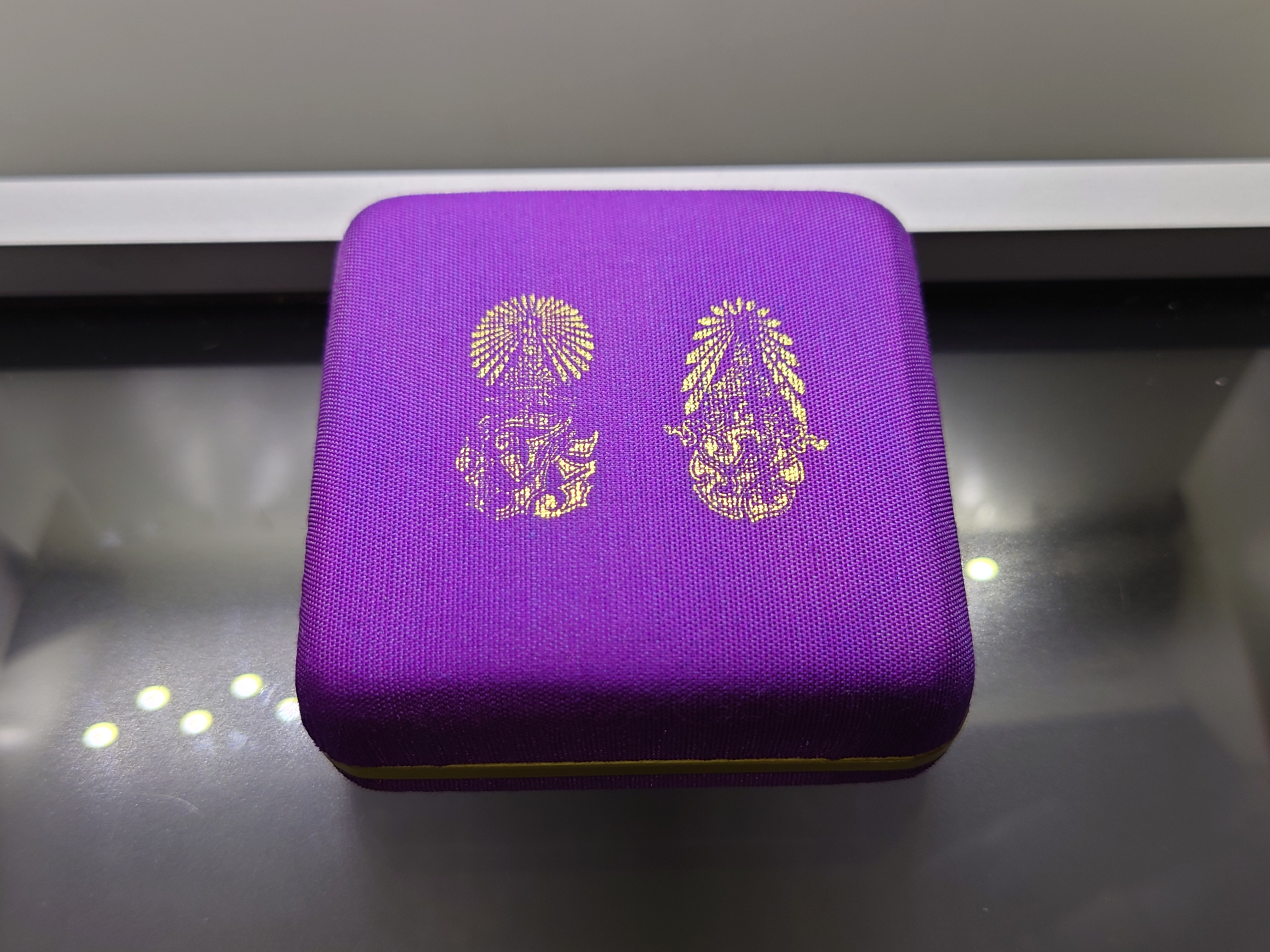 พระกริ่งพระพุทธนรสีห์ จำลอง จปร-ภปร เนื่องในโอกาสครบ 100 ปี ธนาคารไทยพาณิชย์ เนื้อนวะโลหะ พ.ศ.2550 พร้อมกล่องเดิม