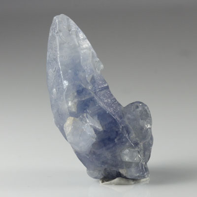 **ขายแล้ว**ผลึกไพลิน (Blue Sapphire Crystal) 19.51 กะรัต ผลึกรูปร่างแปลก สีน้ำเงินหวาน