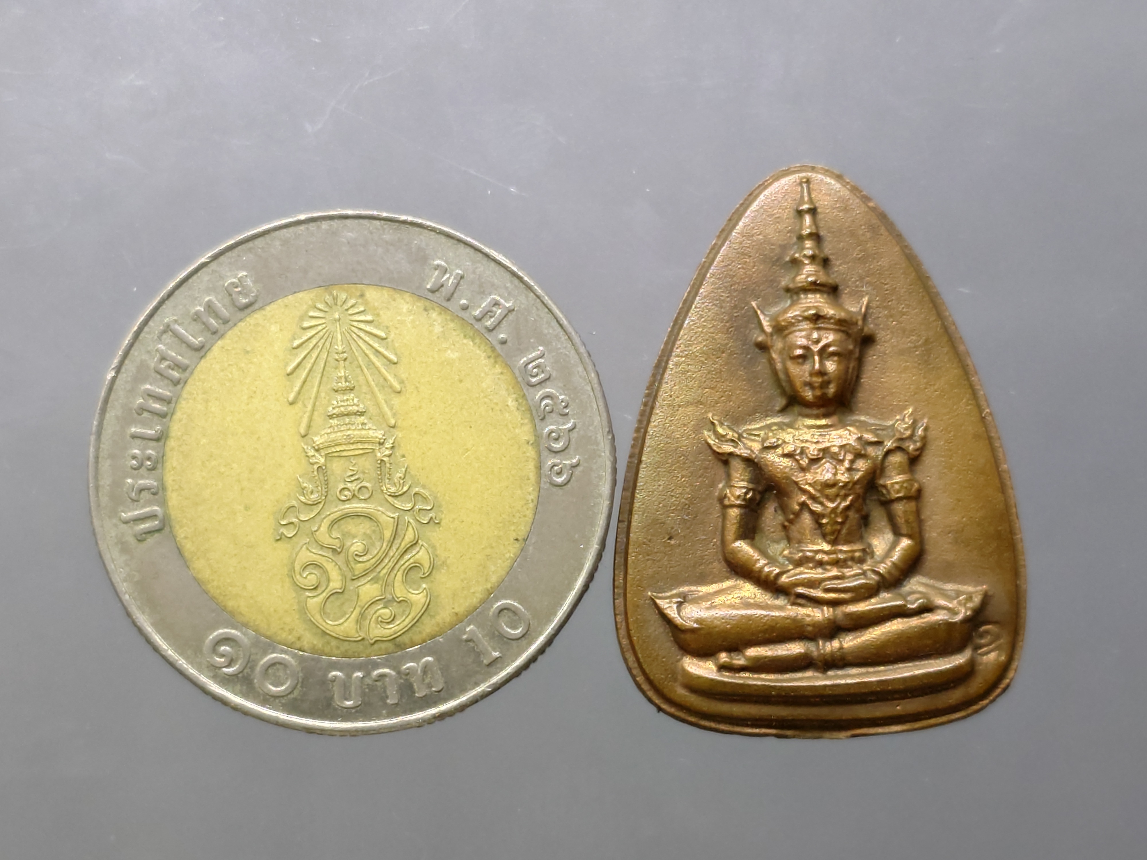 พระแก้วมรกต ญสส สมเด็จพระญาณสังวร เนื้อทองแดง พิมพ์ใหญ่ รุ่นมรดกไทย มรดกโลก จัดสร้างโดยมูลนิธิปริยัติศึกษา พ.ศ.2536 พร้อมกล่องเดิม