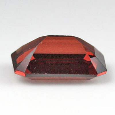 **ขายแล้ว**สปิเนลสีส้มแดง (Spinel) 1.36 กะรัต รูปเหลี่ยมมรกต รูปร่างดี