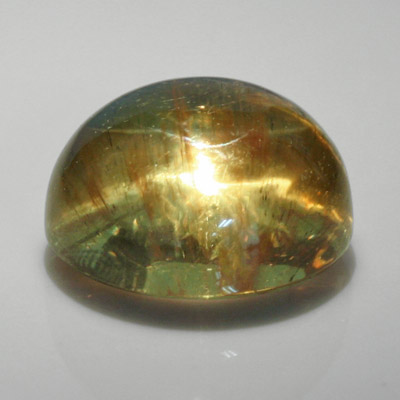 อะพาไทท์ตาแมว (Cat's eye Apatite) 4.56 กะรัต เนื้อใส สีเขียวอมเหลือง รูปร่างกลม