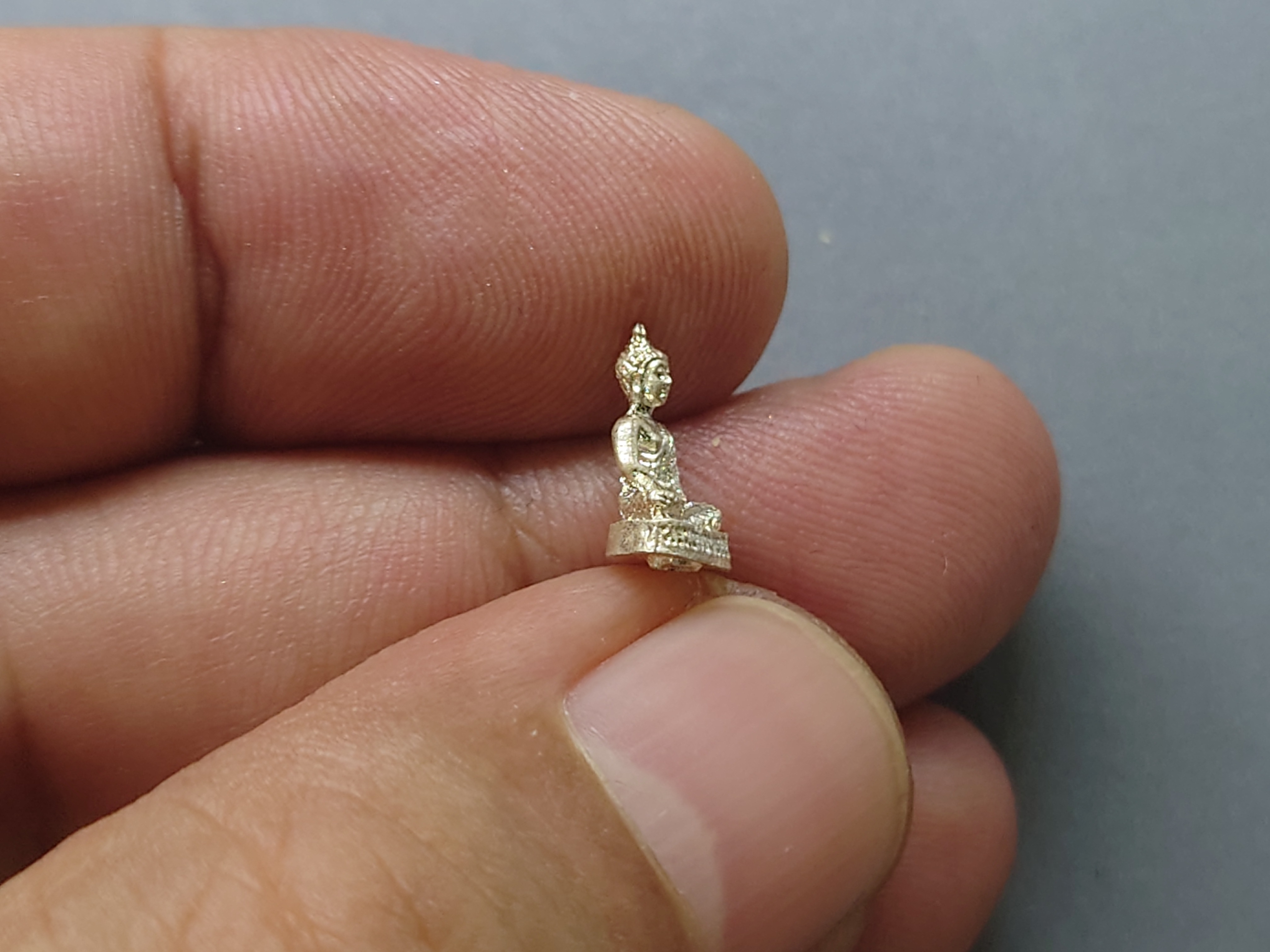 พระแก้วมรกต ทรงฤดูฝน รุ่นเทอดพระเกียรติ เนื้อเงิน พิมพ์จิ๋ว สูง 1 ซ.ม.มหาพุทธาภิเษก ณ วัดพระศรีรัตนศาสดาราม (วัดพระแก้ว) ปี2540 พร้อมตลับเดิม