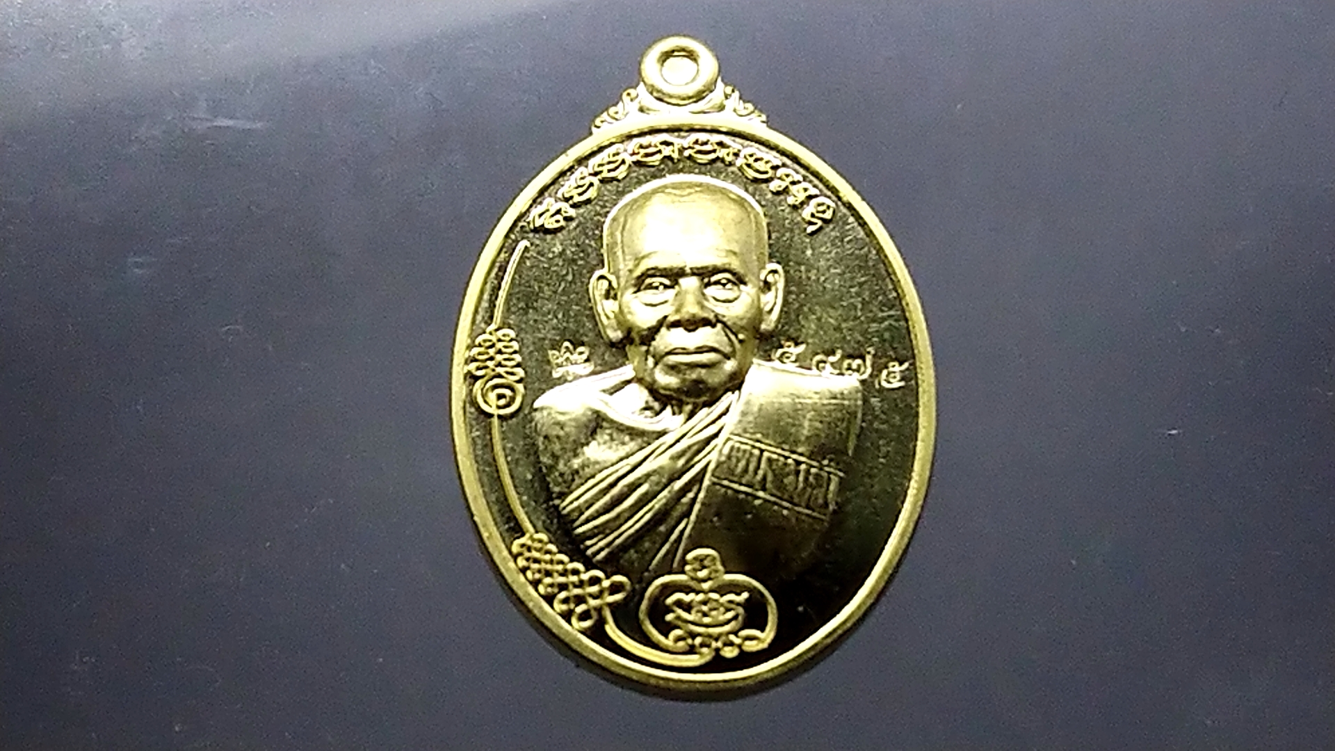 เหรียญหลวงพ่อพัฒน์ รุ่นราชรถมาเกย เนื้อทองทิพย์ผิวกระจก พร้อมตลับ