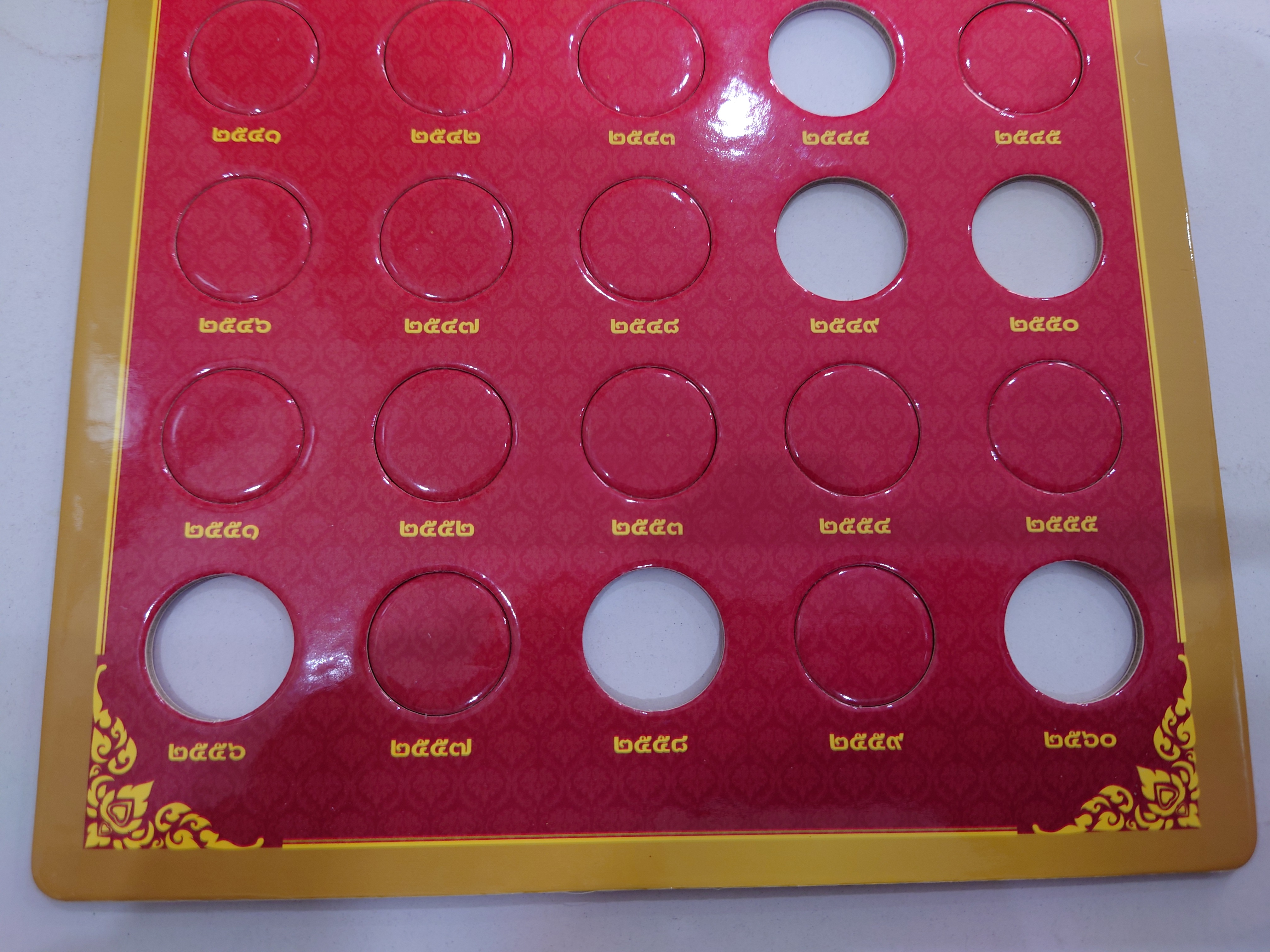 แผงใส่เหรียญ 10 บาท หมุนเวียน สีแดง (29ช่อง) ขนาด 21.5 x 35 ซ.ม.