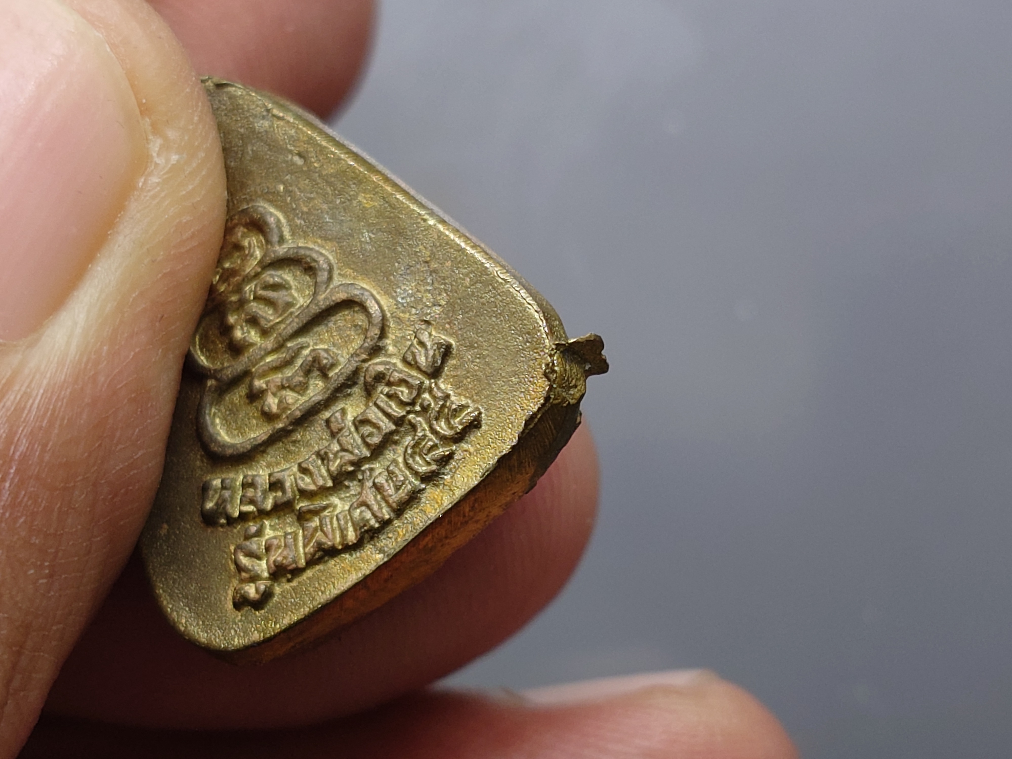 หลวงพ่อเงิน วัดบางคลาน (ชุด 3 องค์ ปี45) รุ่นเมตตา บารมี เนื้อทองเหลือง มหาพุทธาภิเษก ณ มณฑลพิธีอุโบสถ วัดหิรัญญาราม พ.ศ.2545 พร้อมตลับเดิม