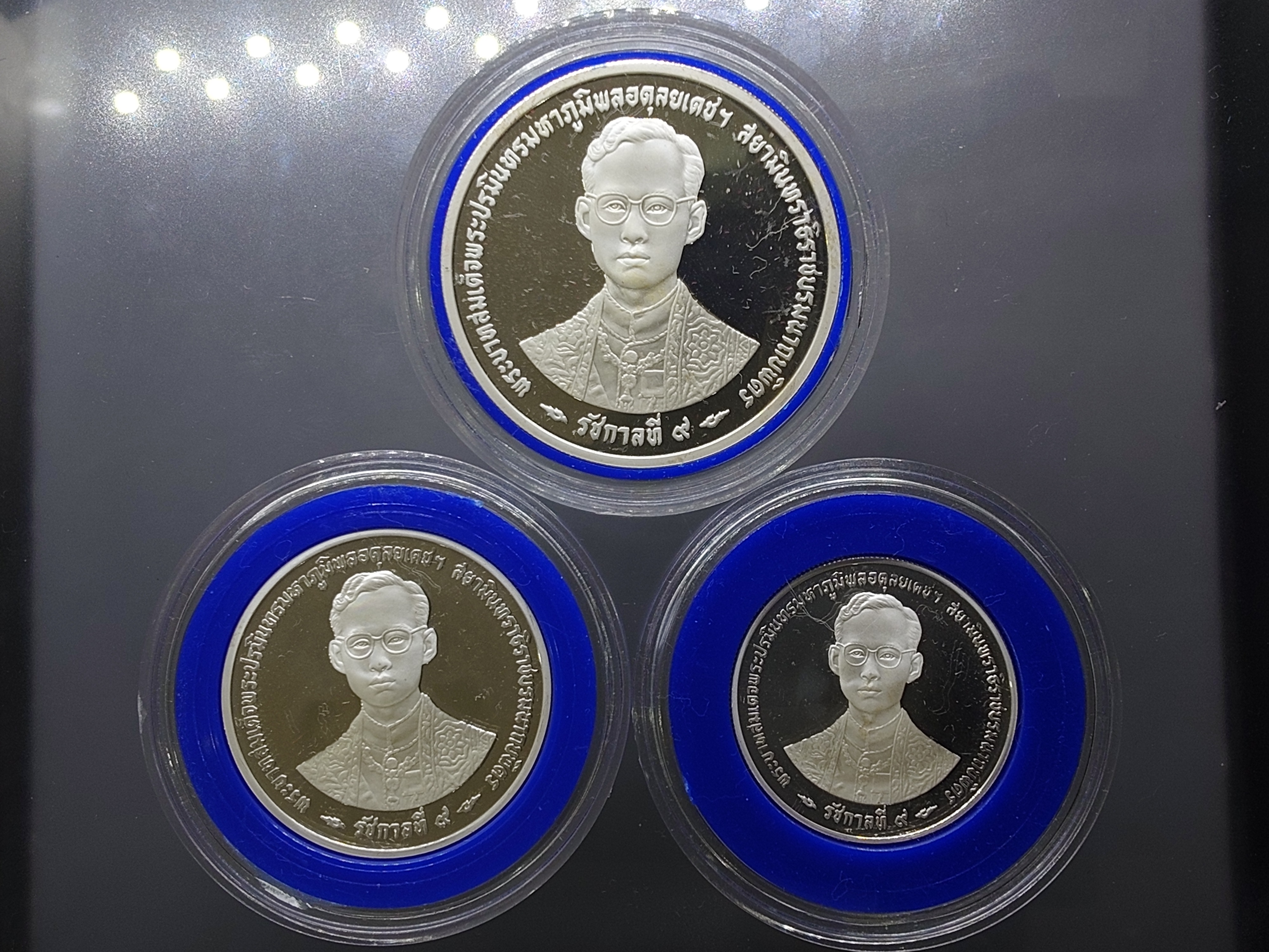 เหรียญเงินขัดเงา ที่ระลึกพระราชพิธีกาญจนาภิเษก รัชการที่9 (ครบชุด 3 ราคาหน้าเหรียญ 150-300-600 บาท) พ.ศ.2539 พร้อมกล่องหนัง