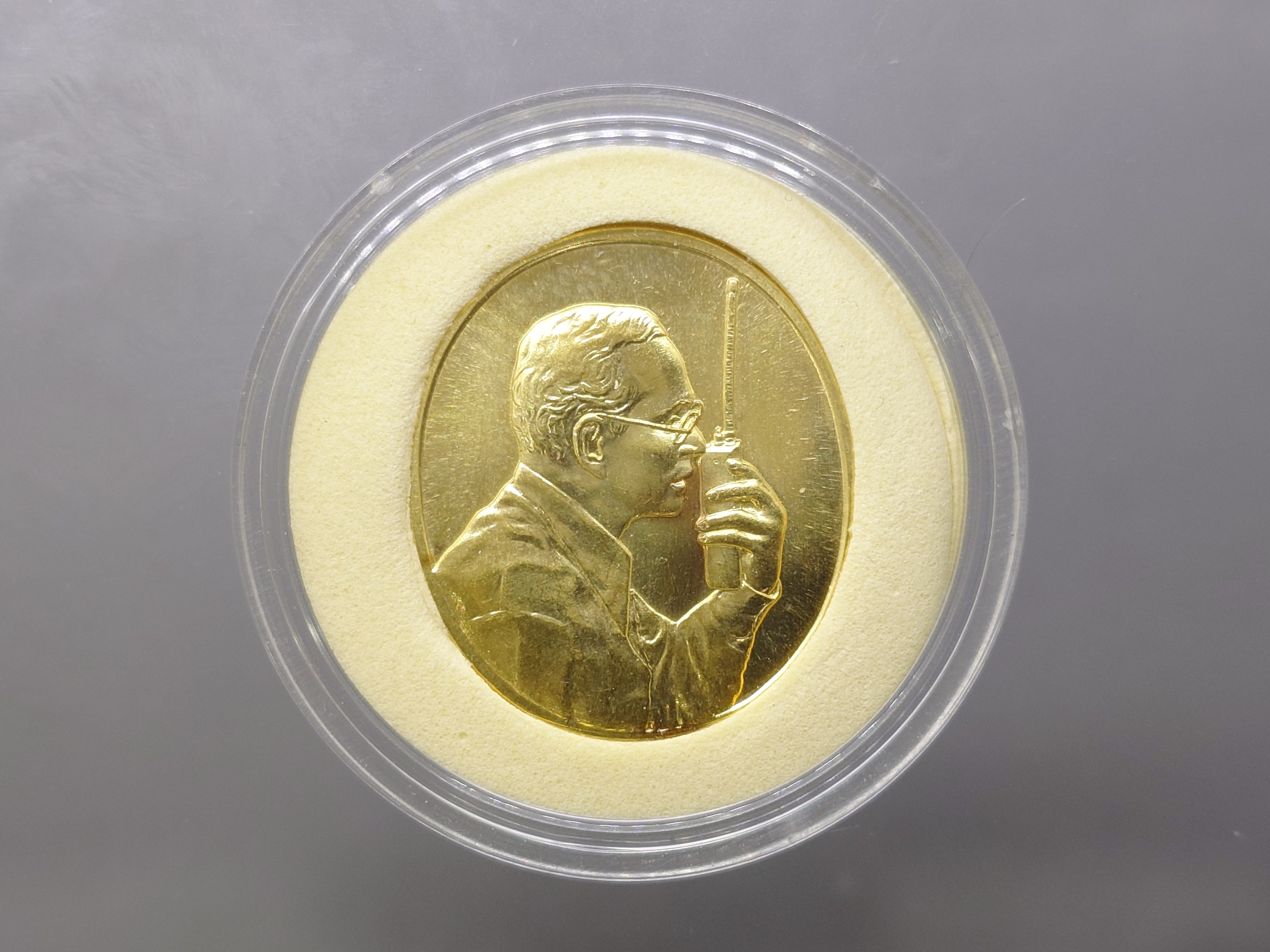 เหรียญที่ระลึกเฉลิมพระเกียรติพระราชกรณียกิจด้านการสื่อสาร (เหรียญทรง วอ.) เนื้อทองคำ หนัก 18 กรัม สร้างน้อย 999 เหรียญ พ.ศ.2539 นิยม หายาก