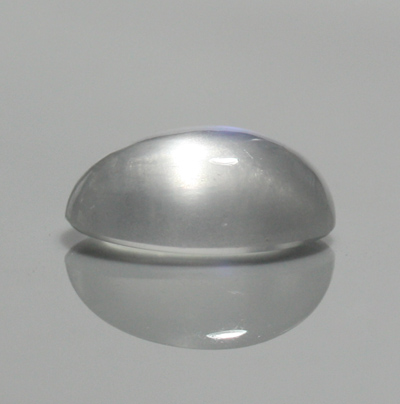 **ขายแล้ว**มูนสโตนหรือมุกดาหารเหลือบฟ้า (Blue sheen Moonstone) 2.41 กะรัต เหลือบฟ้าชัด รูปไข่