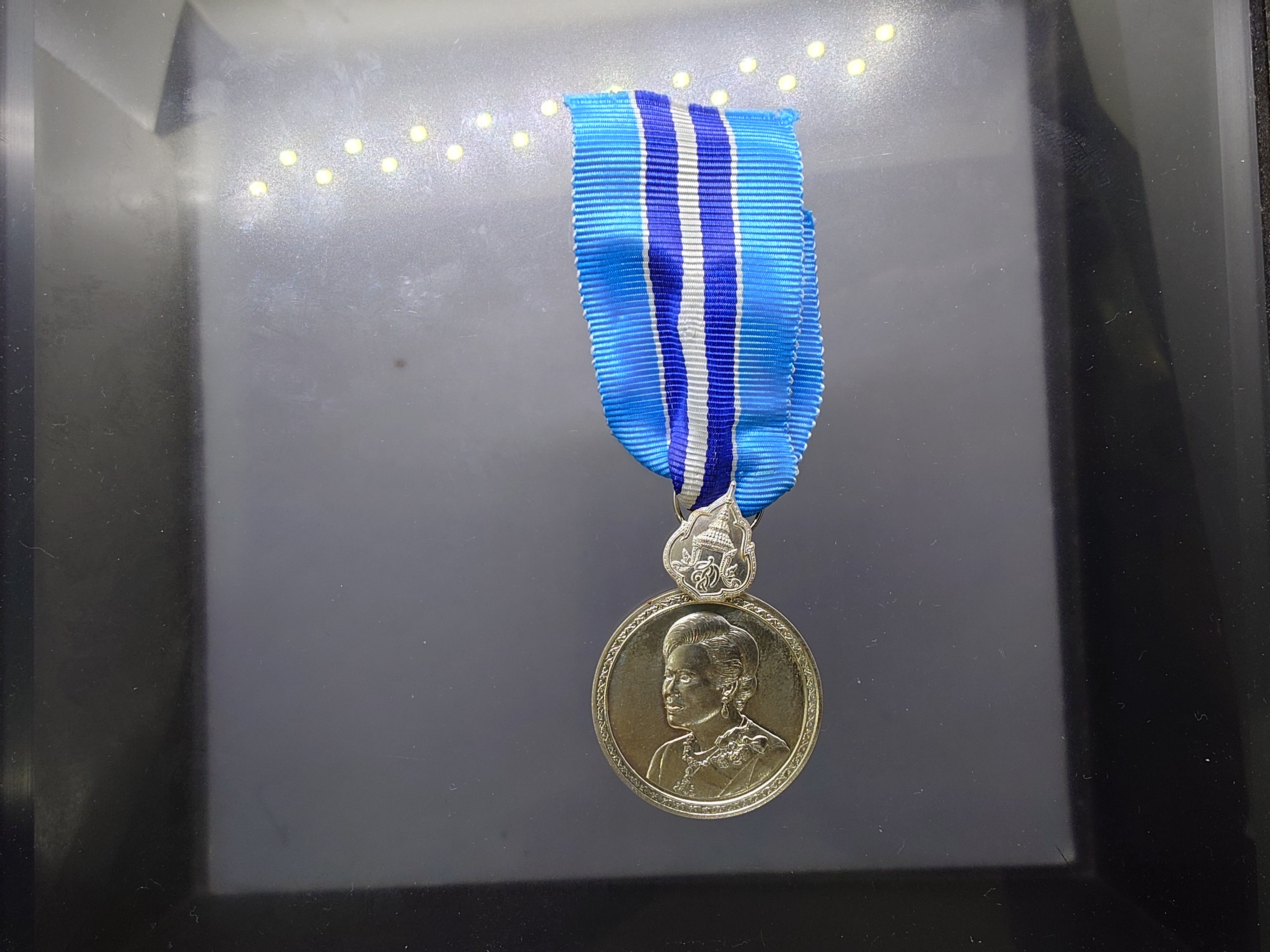 เหรียญเงิน ที่ระลึกเฉลิมพระเกียรติ พระบรมราชินีนาถ เฉลิมพระชนมพรรษา 7 รอบ พร้อมแพร ปี2559 แบบชาย