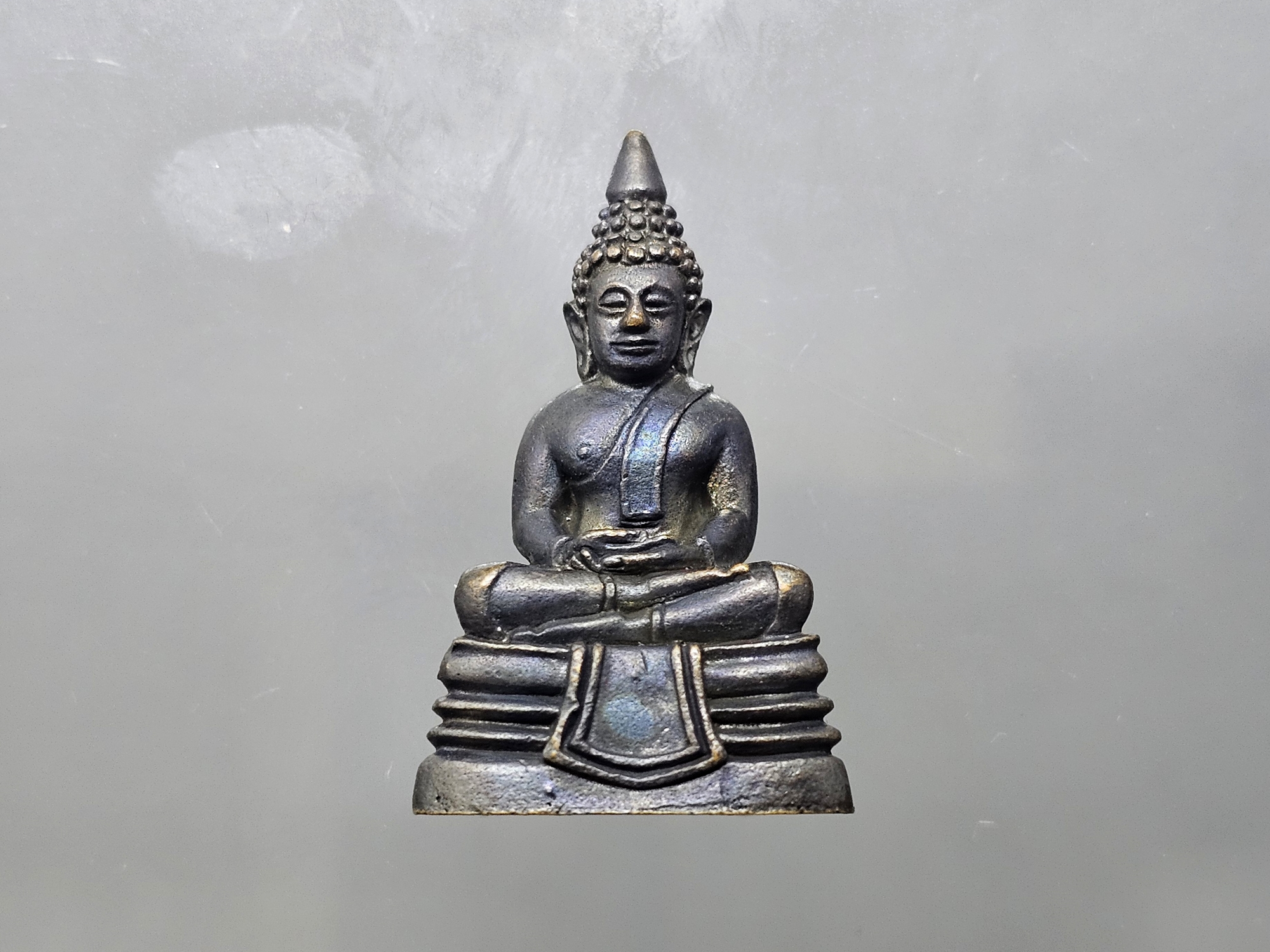 พระกริ่งพุทธโสธร พิมพ์เล็ก เนื้อโลหะรมดำ รุ่น ประวัติศาสตร์เปิดอาคารสำนักงาน ตำรวจแห่งชาติ พ.ศ.2543 พร้อมกล่องเดิม