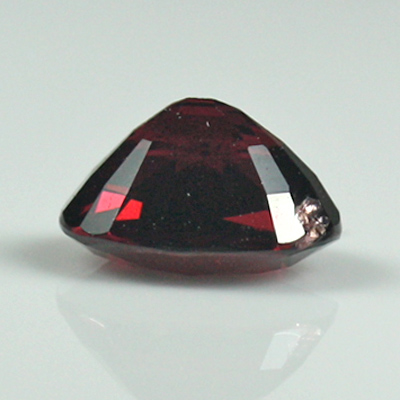 โกเมนสีม่วงแดงหรือโรโดไลท์ (Rhodolite Garnet) 1.74 กะรัต รูปร่างไข่