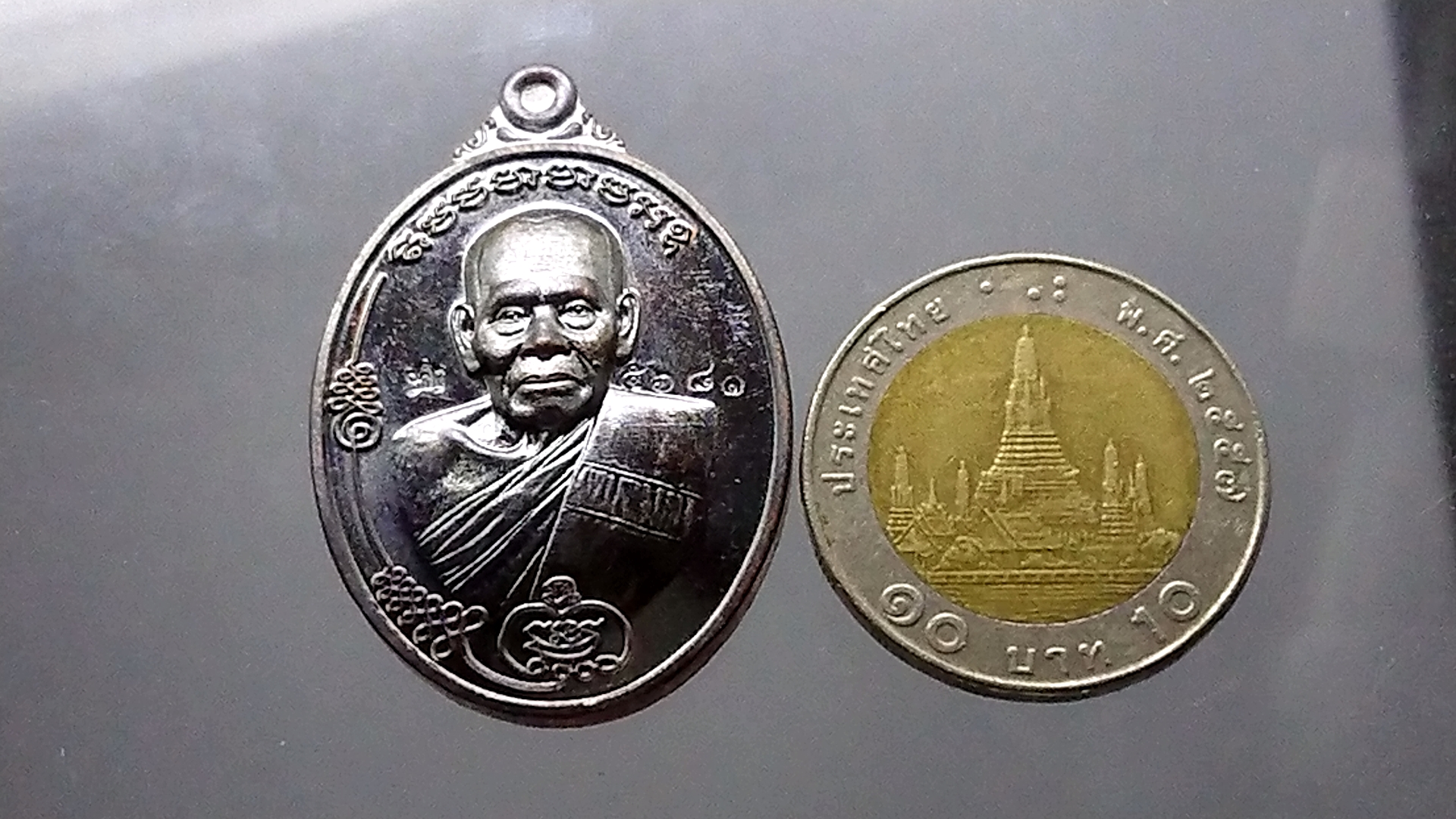 เหรียญหลวงพ่อพัฒน์ รุ่นราชรถมาเกย เนื้อทองแดงรมดำ พร้อมตลับ