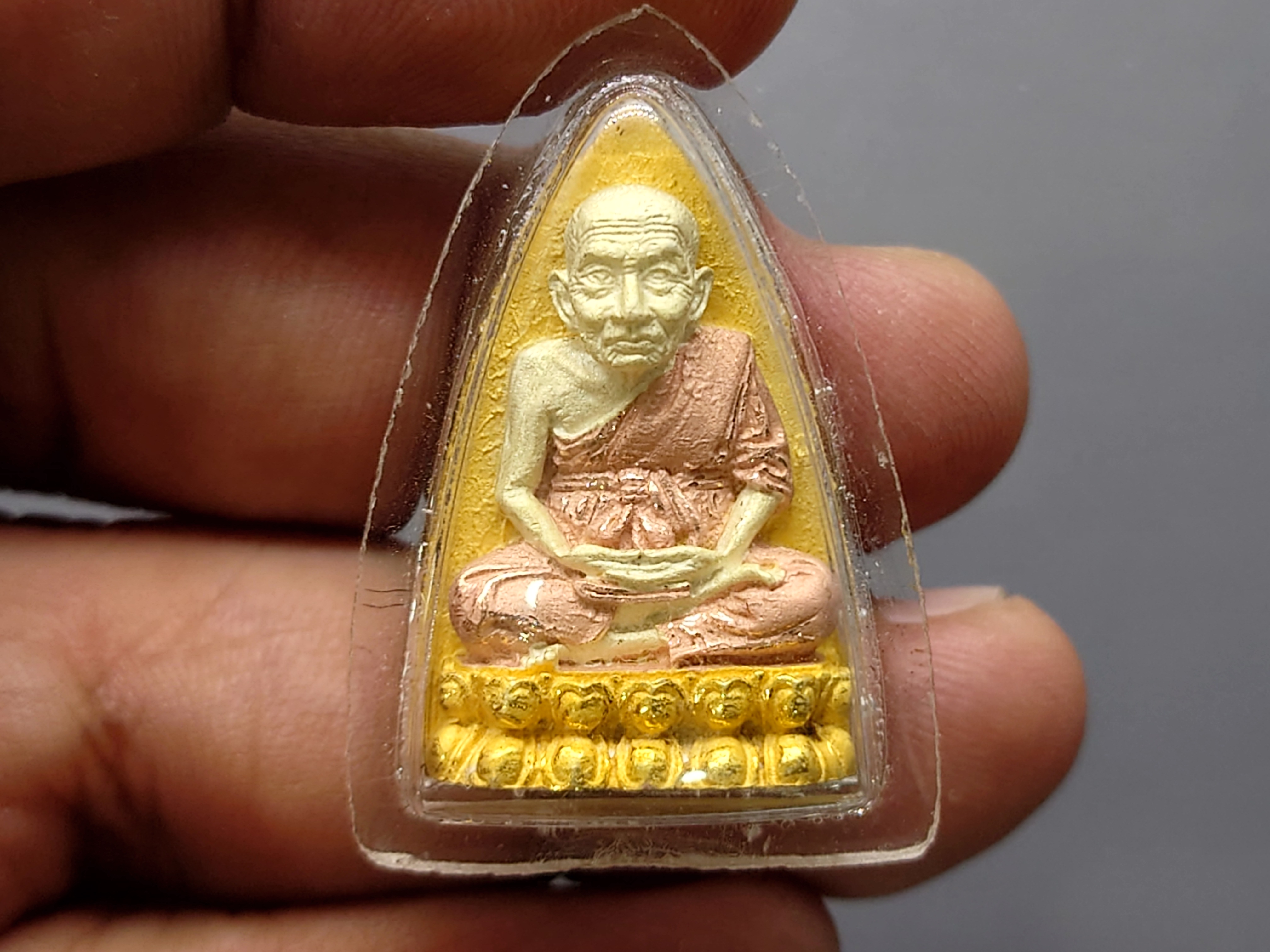 หลวงปู่ทวดเหยียบน้ำทะเลจืด เนื้อเงินสามกษัตริย์ พิมพ์ใหญ่ ขนาด 3 ซ.ม.ศูนย์การทหารปืนใหญ่ สร้าง พุทธาภิเษก วัดประสาทบุญญาวาส ปี2540
