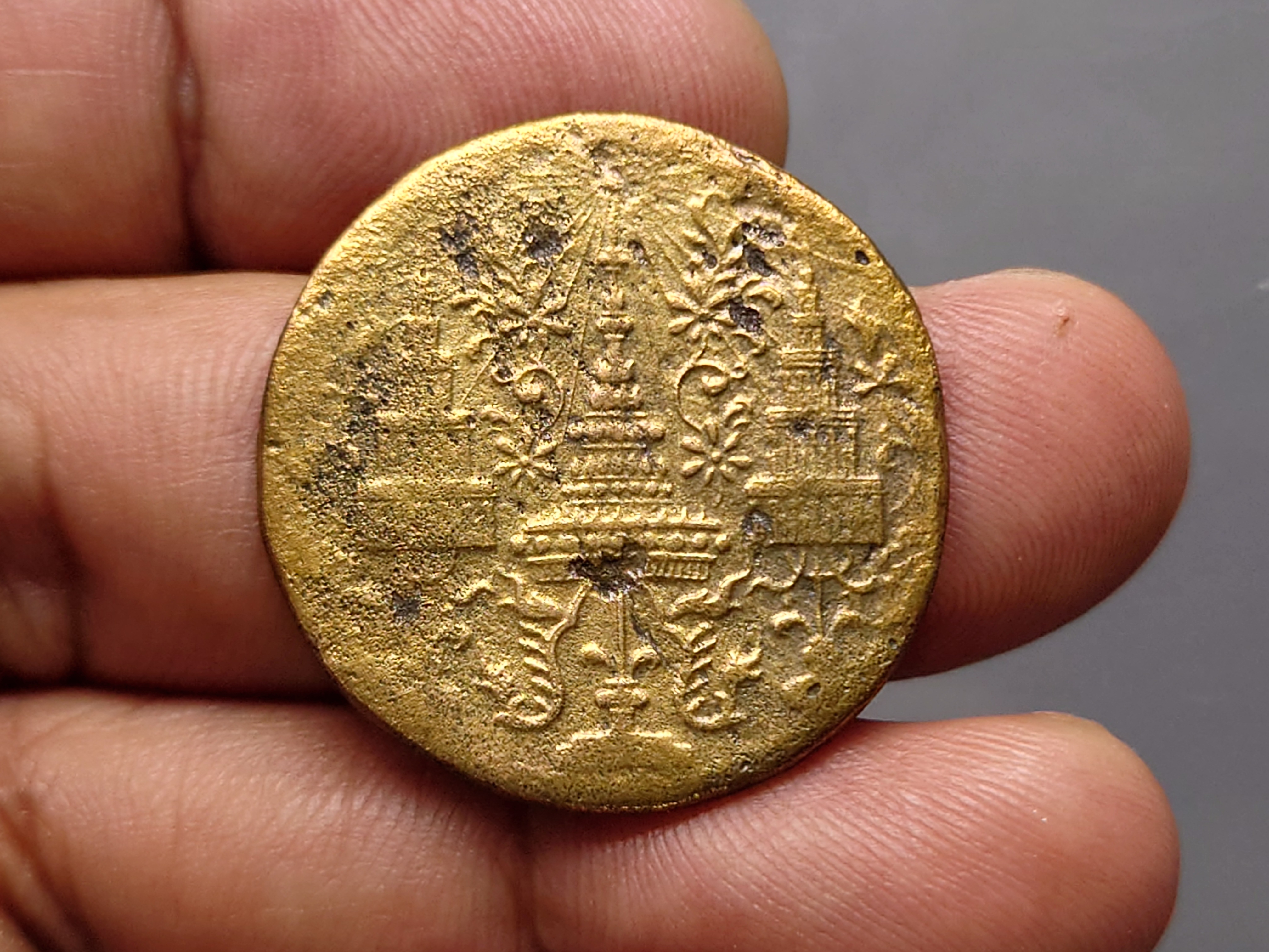 เหรียญซีก ทองเหลือง พระมงกุฎ-พระแสงจักร (แบบบาง) รัชการที่ 4 พ.ศ.2408 ผ่านใช้งาน