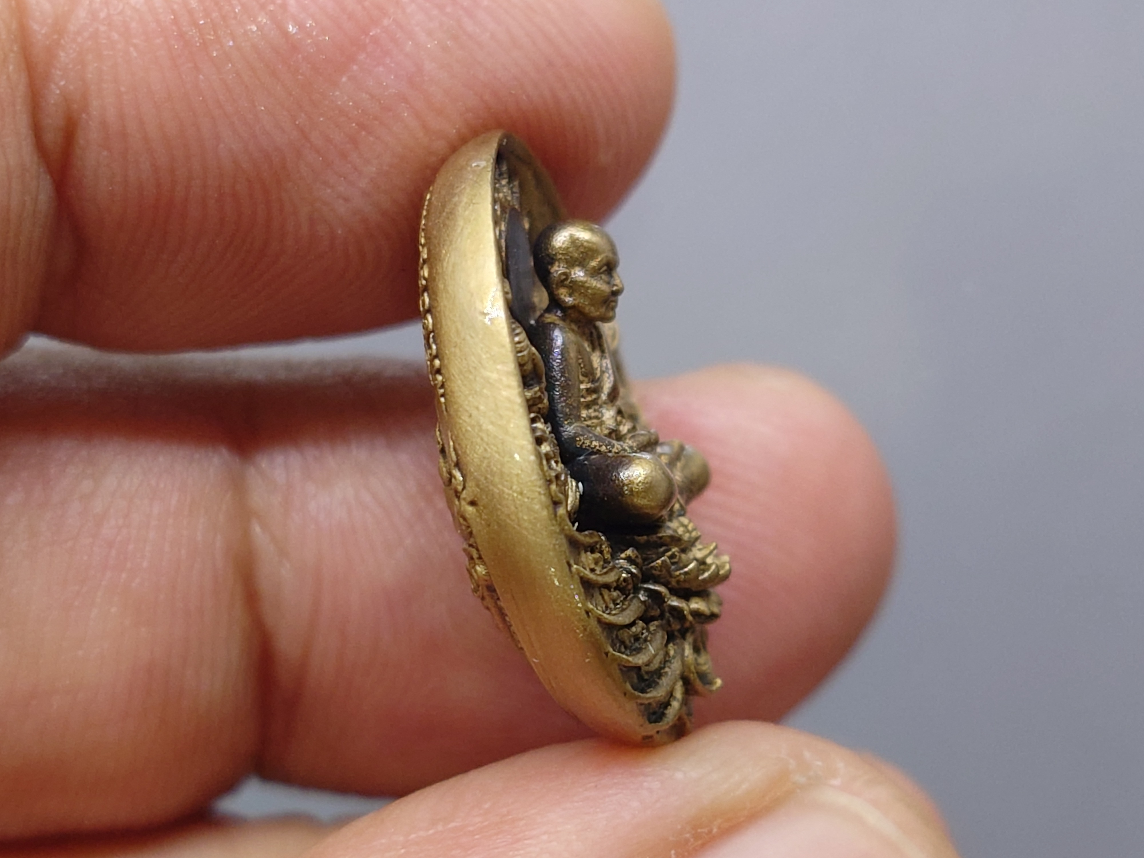 เหรียญหลวงปู่ทวด รุ่นอภิเมตรา มหาโพธิสัตว์ พิมพ์จิ๋ว เนื้อทองระฆัง ควบคุมออกแบบโดย อ.เฉลิมชัย โคท ๒๐๔๖ พ.ศ.2558 พร้อมกล่องเดิม