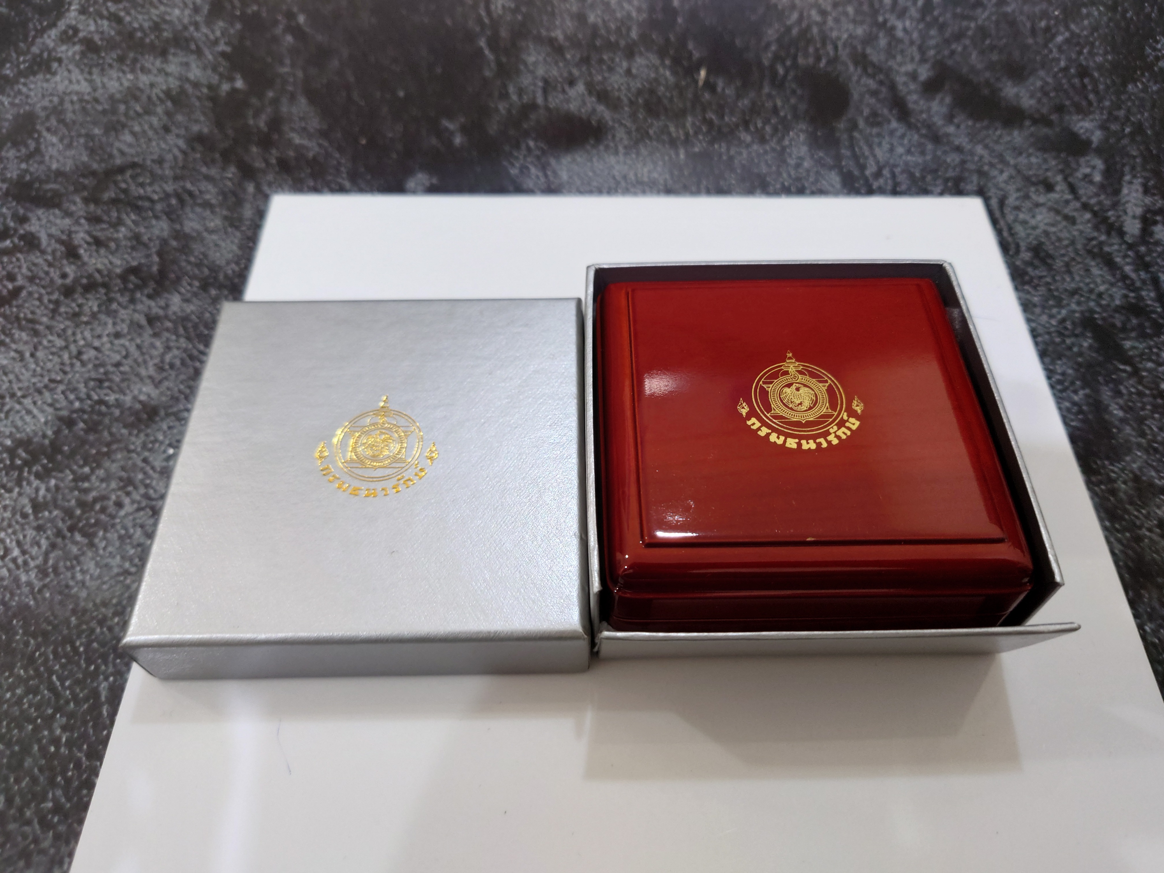 กล่องไม้ใส่เหรียญเงิน 4 เหลี่ยม (หรือใส่เหรียญขนาดตลับวงนอก 4.5 เซน) จากกรมธนารักษ์ ผ่านใช้ สภาพสวย 95 %