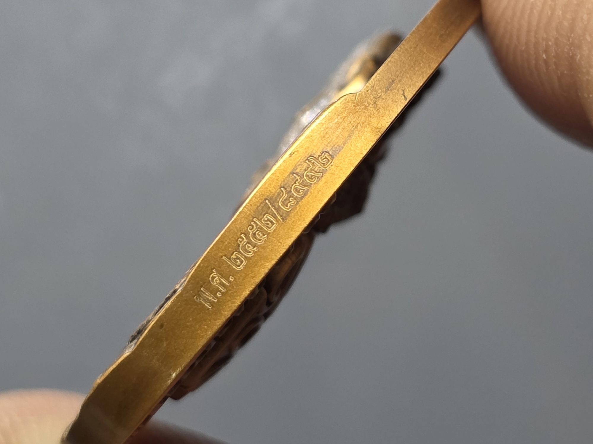 เหรียญในหลวง รัชกาลที่ 9 พิมพ์ใหญ่ เนื้อทองแดง "ใต้ร่มพระบารมี คุ้มเกล้าฯ" ที่ระลึก 60 ปี โรงพยาบาลภูมิพลฯ ปี2552 พร้อมตลับเดิม