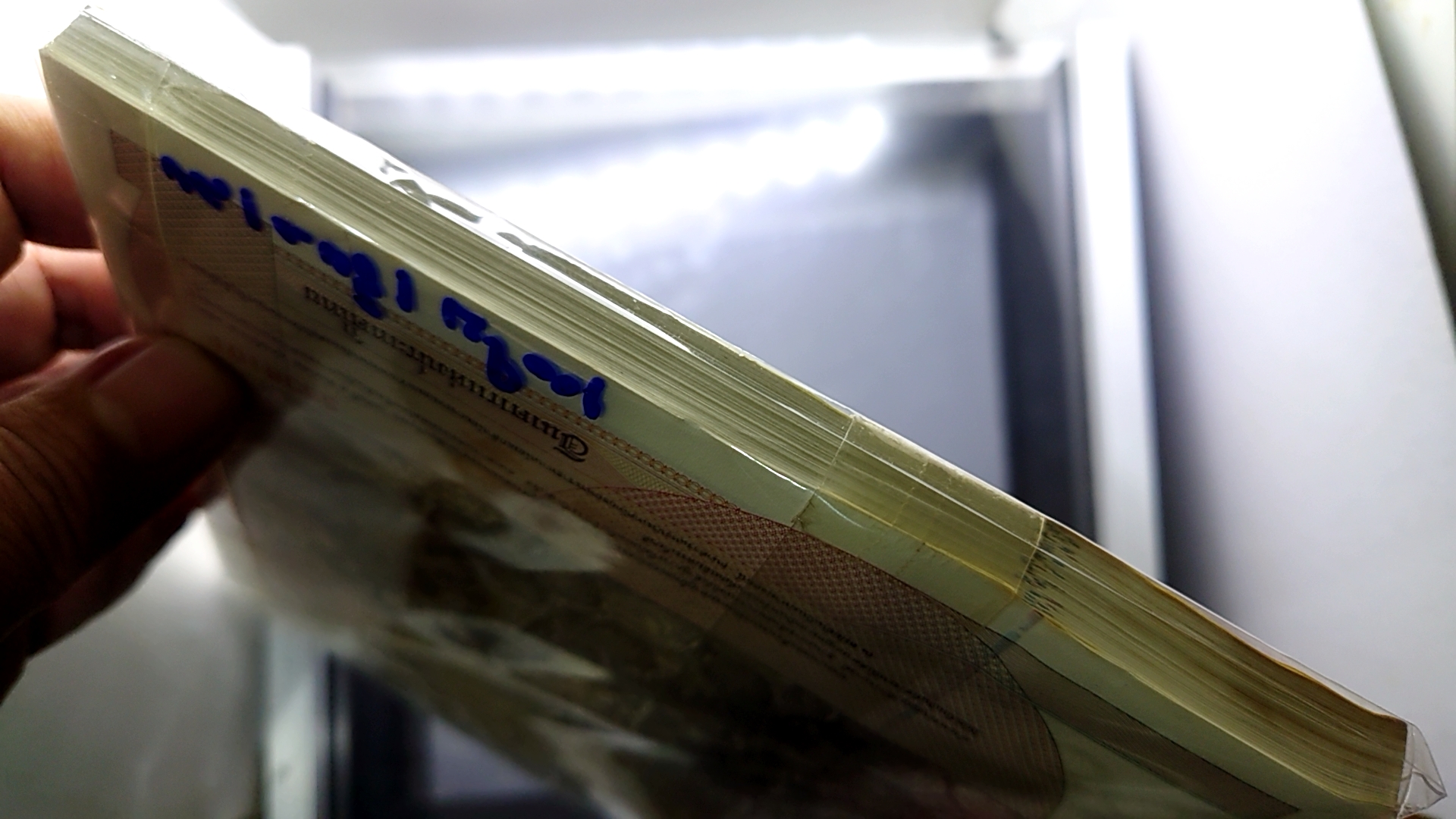 บัตรธนาคาร 60 บาท (ยกแหนบ 100 ใบ เรียงเลข) ที่ระลึกพระบาทสมเด็จพระเจ้าอยู่หัว รัชกาลที่ 9 เฉลิมพระชนมพรรษาครบ 5 รอบ ปี2530 ไม่ผ่านใช้