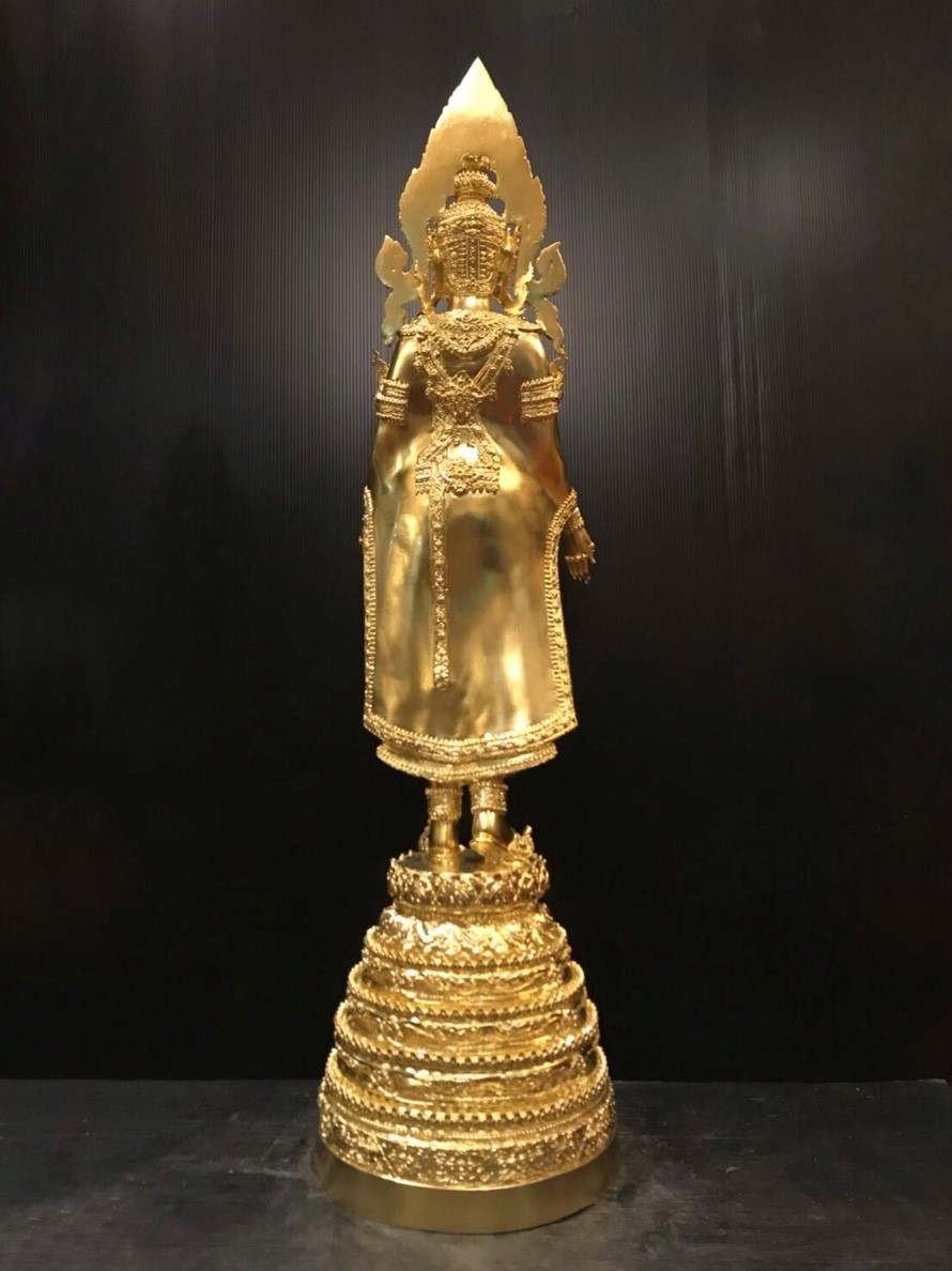 พระพุทธมหาจักรพรรดิ ปางเปิดโลก สูง 32 นิ้ว ปิดทอง ติดคริสตัล วัดกษัตราธิราชวรวิหาร จ.อยุธยา