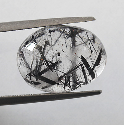 แก้วขนเหล็ก (Tourmalinated Quartz) 10.60 กะรัต ไหมสีดำเข้มชัด เนื้อพลอยใส