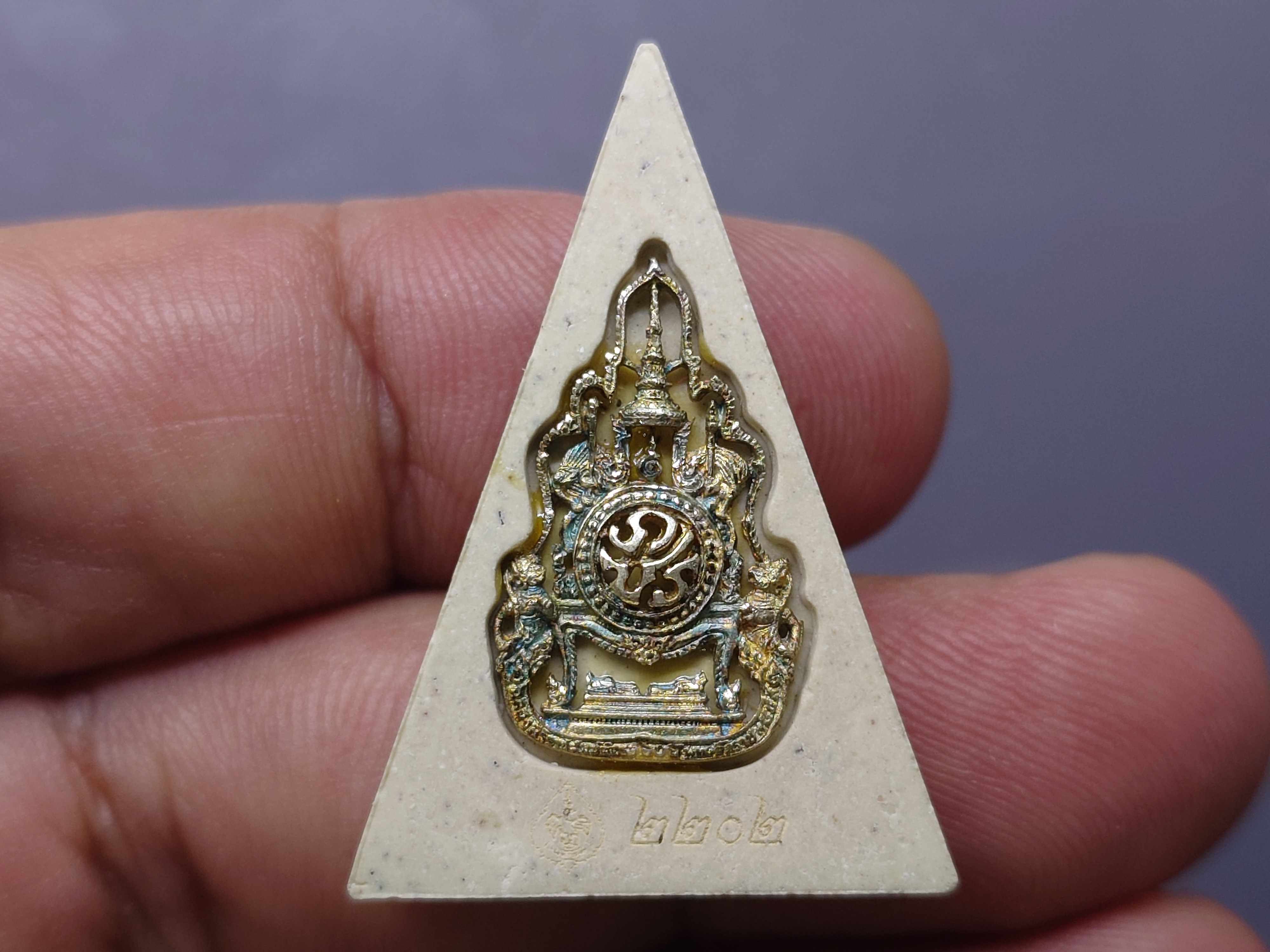 พระแก้วมรกต กรมสรรพสามิต เนื้อผง หน้ากากโลหะปัดทอง หลังตราสัญลักษณ์ครองราช 60 พรรษา เนื้อเงิน กรมสรรพสามิต สร้าง ในพระบรมราชานุญาต ปี2550 ตลับเดิม กล่องเดิม