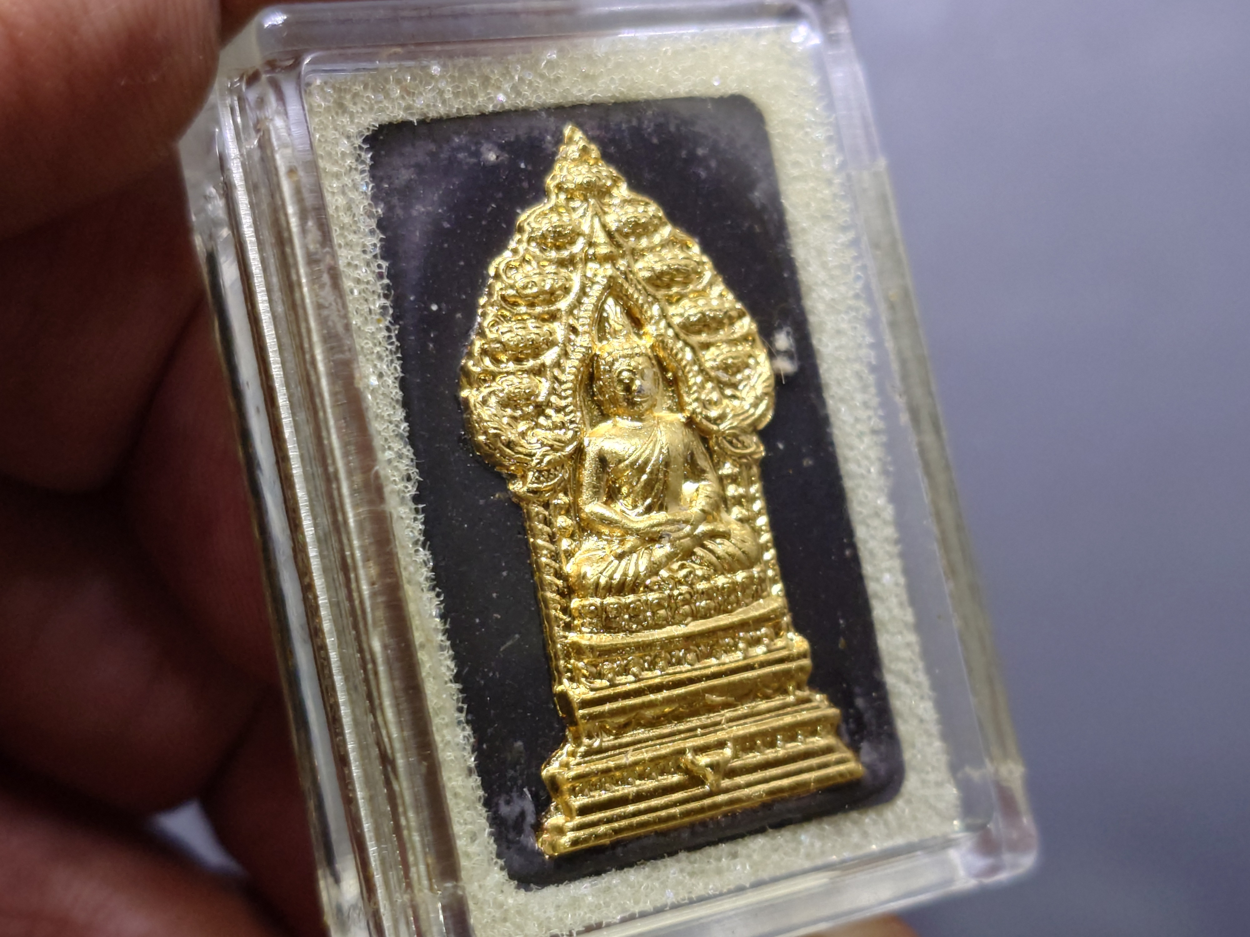 พระนิรันตรายสองกษัตริย์ มหาพุทธานุภาพแห่งแผ่นดิน เนื้อผง (สีดำ) หน้าปัดทอง หลังฝังโลหะเงินชุบทอง (พระปรมาภิไธยย่อสองกษัตริย์) ขนาดสูง 3.2 เซน ปี2552 พร้อมกล่องเดิม