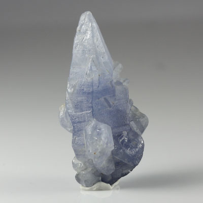 **ขายแล้ว**ผลึกไพลิน (Blue Sapphire Crystal) 19.51 กะรัต ผลึกรูปร่างแปลก สีน้ำเงินหวาน