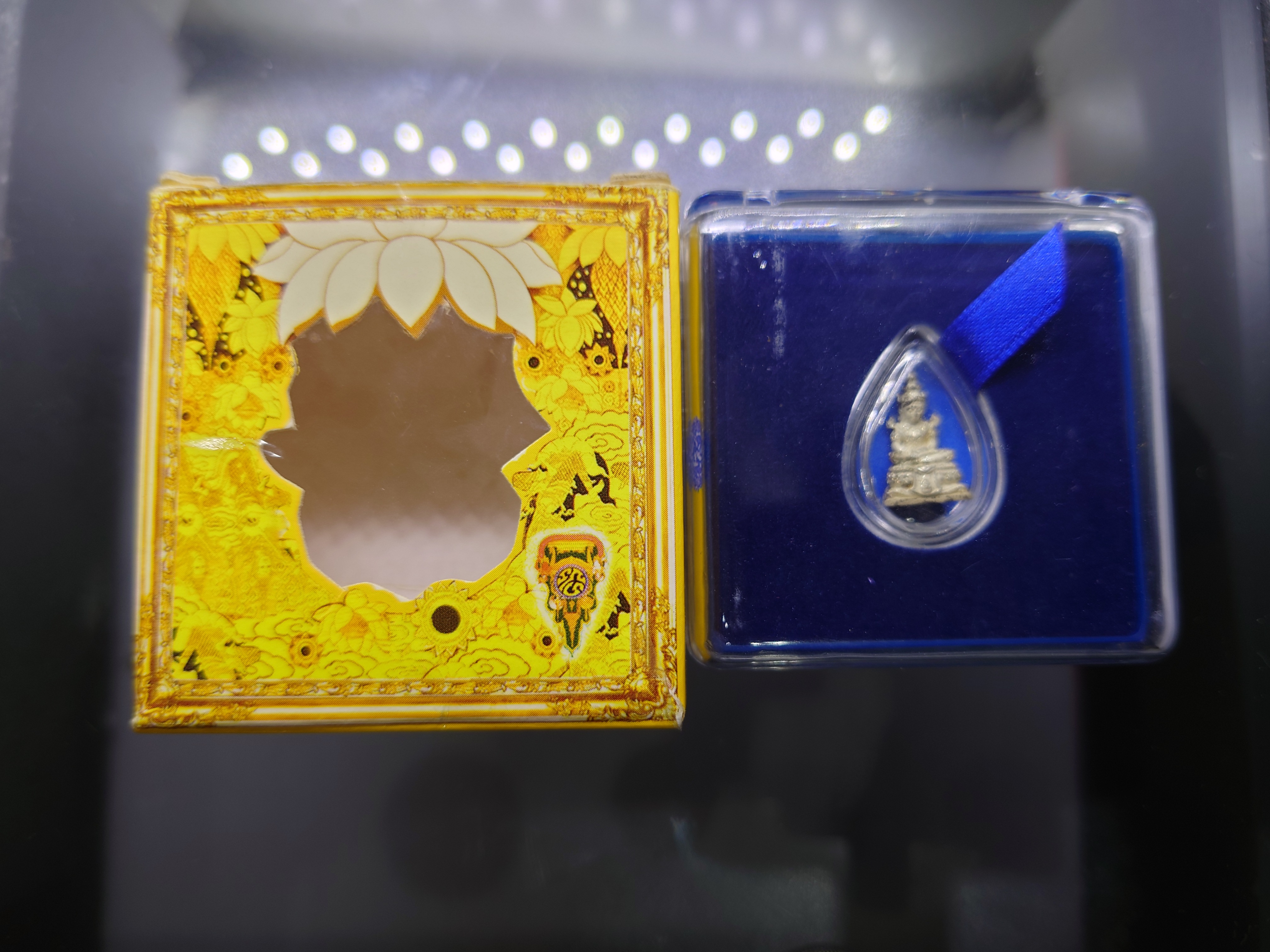 พระแก้วมรกต กรมสรรพสามิต เนื้อเงิน ขนาดสูง 1.7 เซน กรมสรรพสามิต สร้าง ในพระบรมราชานุญาต ปี2550 ตลับเดิม กล่องเดิม