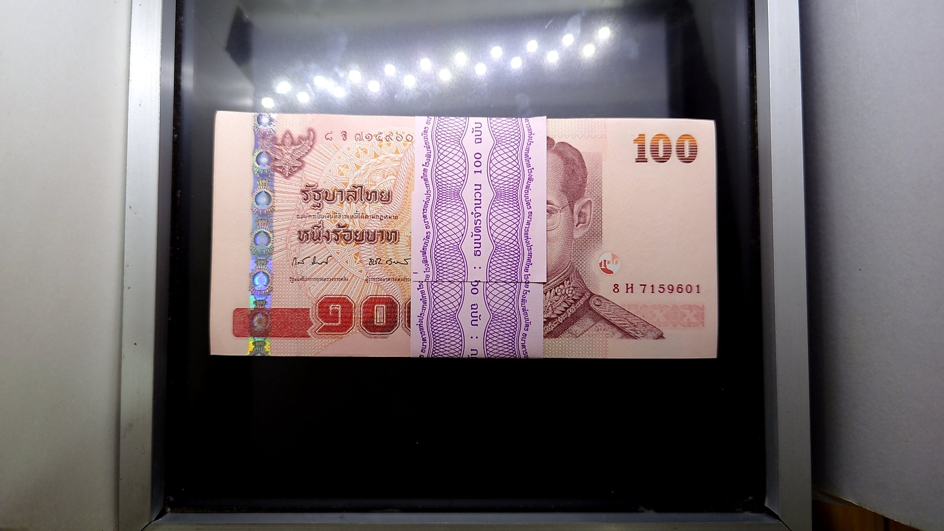 ธนบัตร 100 บาท ยกแหนบ 100 ใบ เรียงเลข แบบ 15 รุ่น 2 (เลิกทาส) ปี2540 ไม่ผ่านใช้ สภาพสวย