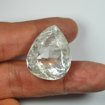 **ขายแล้ว**โทปาส (Topaz) 68.86 กะรัต มีไหมสีเงิน เนื้อใส เม็ดโต