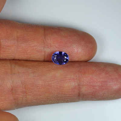 **ขายแล้ว**ไพลินเปลี่ยนสี (Color-change Sapphire) 1.30 กะรัต เปลี่ยนสีจากน้ำเงินเป็นม่วง พลอยสด ไม่เผา