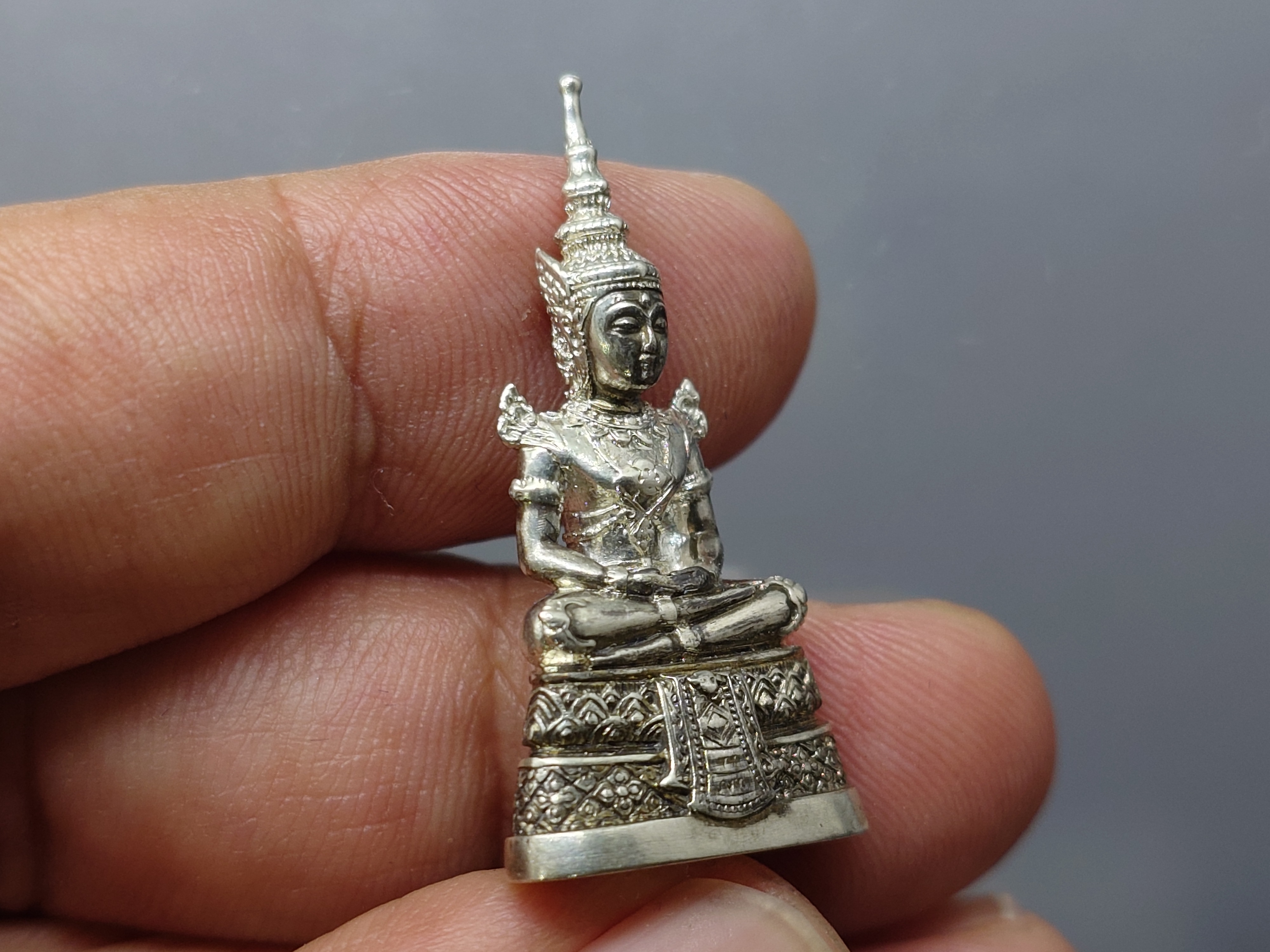 พระแก้วมรกต (พระพุทธมหามณีรัตนปฏิมากร) กรมสรรพสามิต ครบรอบ 64 ปี เนื้อเงินรมดำ พ.ศ.2539 พร้อมกล่องเดิม