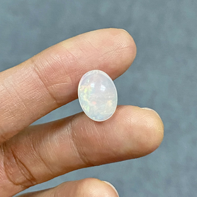 **ขายแล้ว**โอปอลขาว (Opal) 3.88 กะรัต สีขาวนวล มีเหลือบเล่นสี
