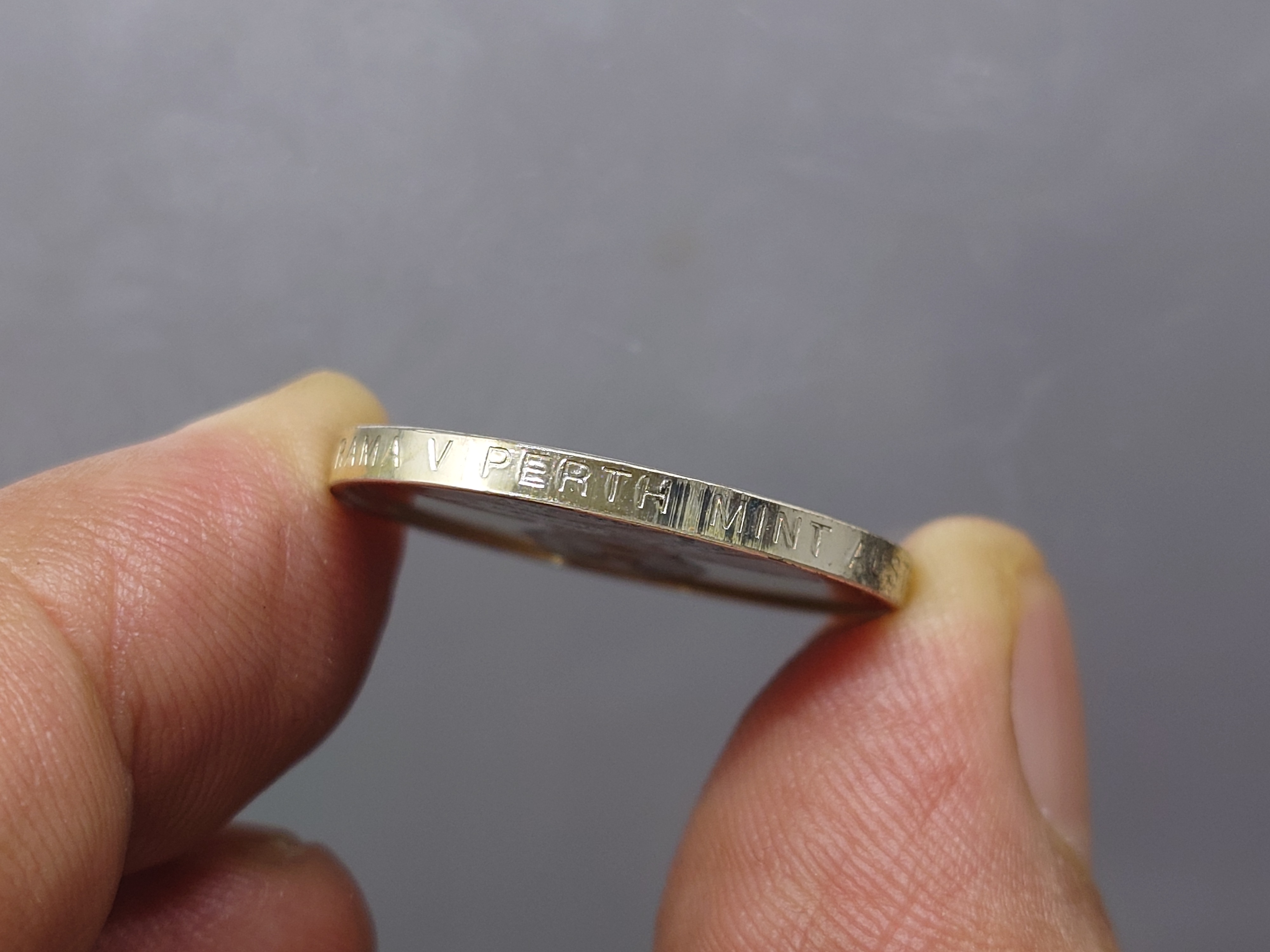 เหรียญเทิดพระเกียรติ จุฬาลงกรณ์ บรมราชาธิราช เนื้อเงิน ขัดเงา พิมพ์เล็ก บล็อกเพิร์ทมิ้นท์ หลวงพ่อเกษม เขมโก สำนัก ไตรลักษณ์ ปี2537 พร้อมตลับเดิม