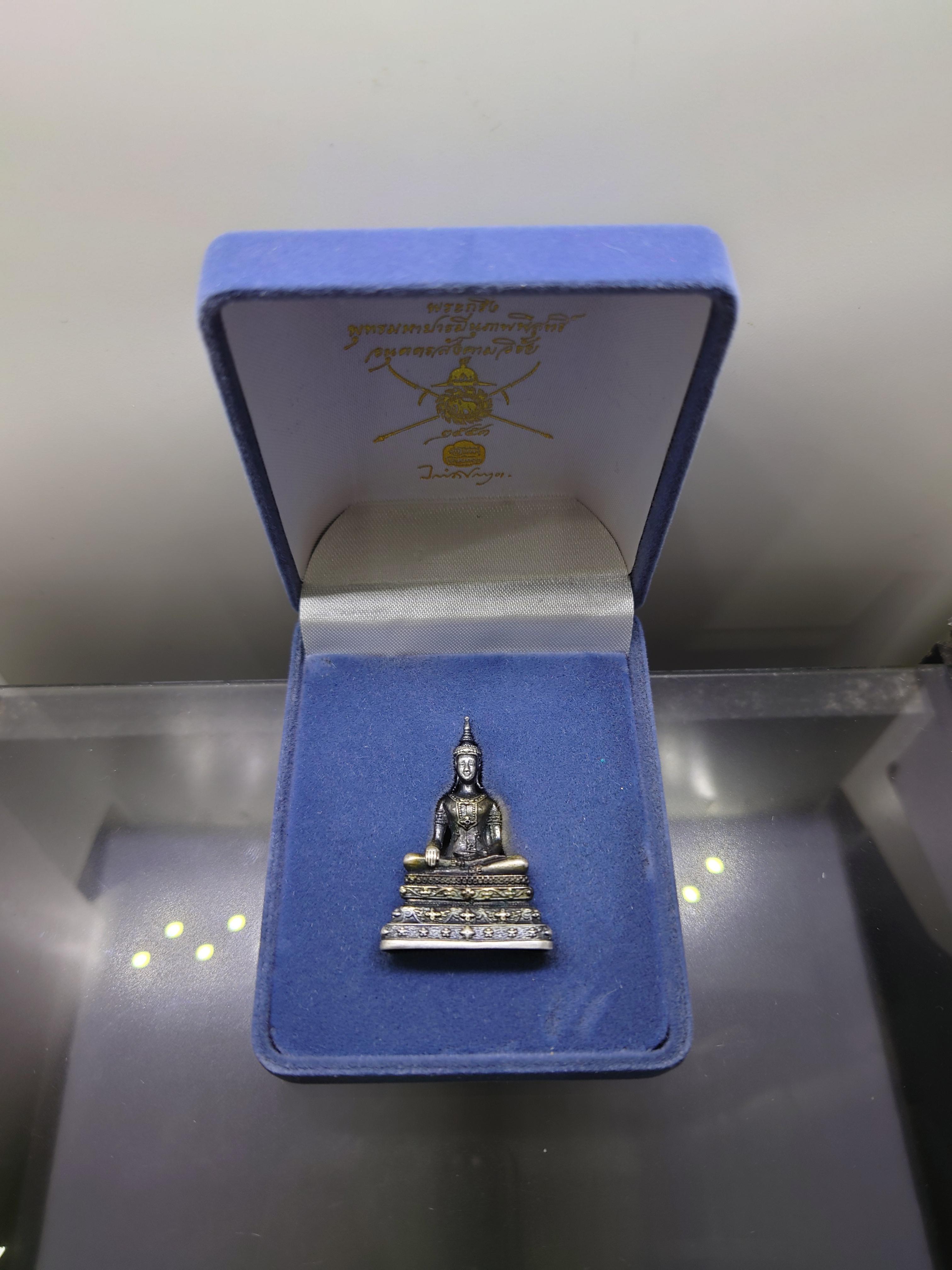 พระกริ่งพุทธมหาบารมีนุภาพพิสุทธิ์ อนุตตรสังคามวิชัย เนื้อเงินรมดำ ผลงานศิลปินแห่งชาติ อ.จักรพันธุ์ โปรษยกฤต ปี2553 พร้อมกล่องเดิม หายาก