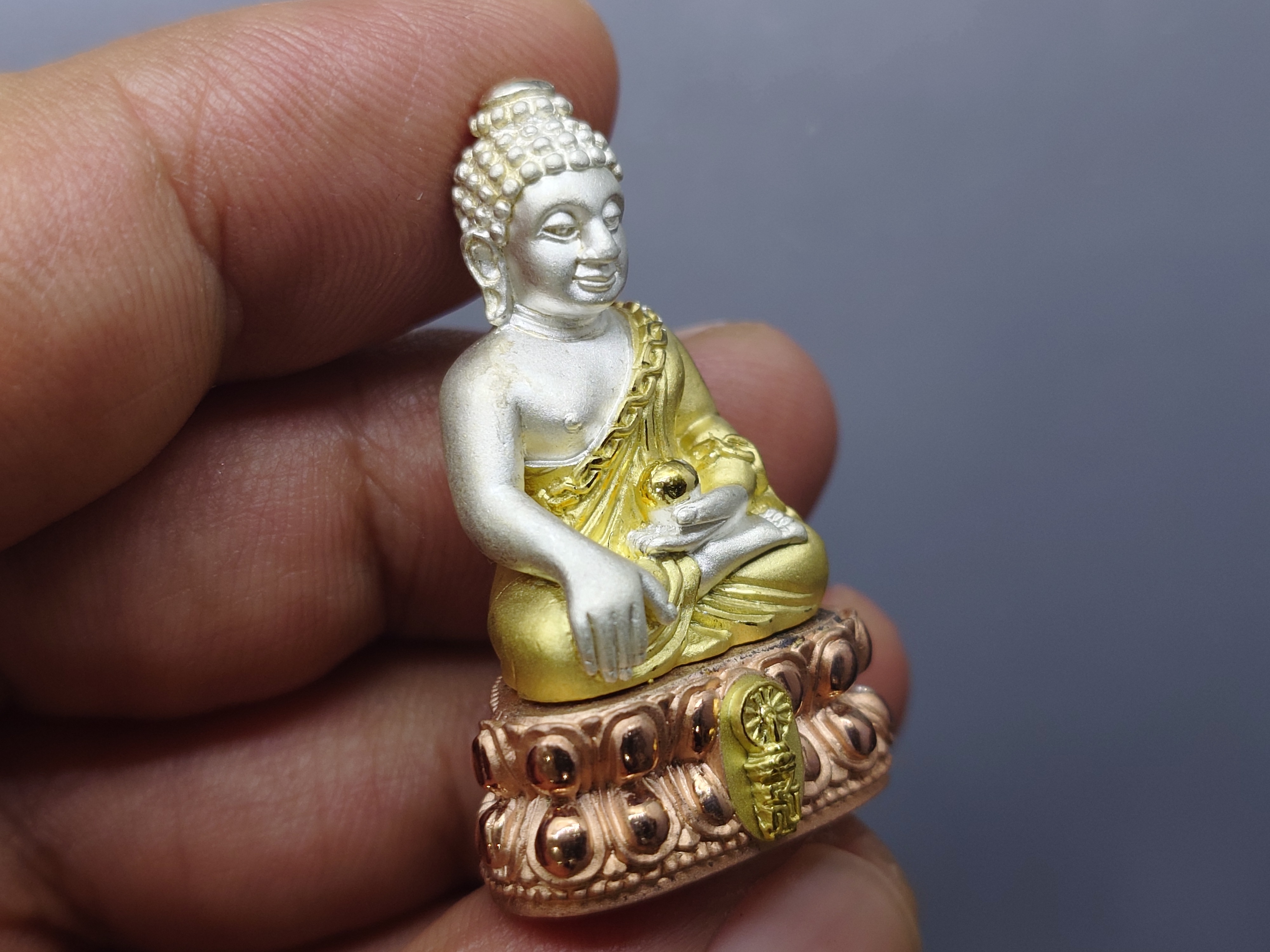 พระกริ่งสิริโภคา ส.ธ. รุ่นสร้างอุโบสถเฉลิมพระเกียรติ เนื้อเงินชุบสามกษัตริย์ แบบพ่นทรายนวลขัดเงาบางส่วน วัดบวรนิเวศวิหาร ปี2543 พร้อมกล่องเดิม