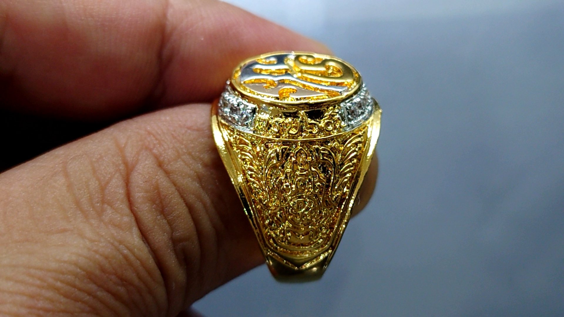 แหวนมหามงคล ชุดเราเทิดทูลองค์เหนือหัว ในวโรกาสครองราช 60 ปี 2549