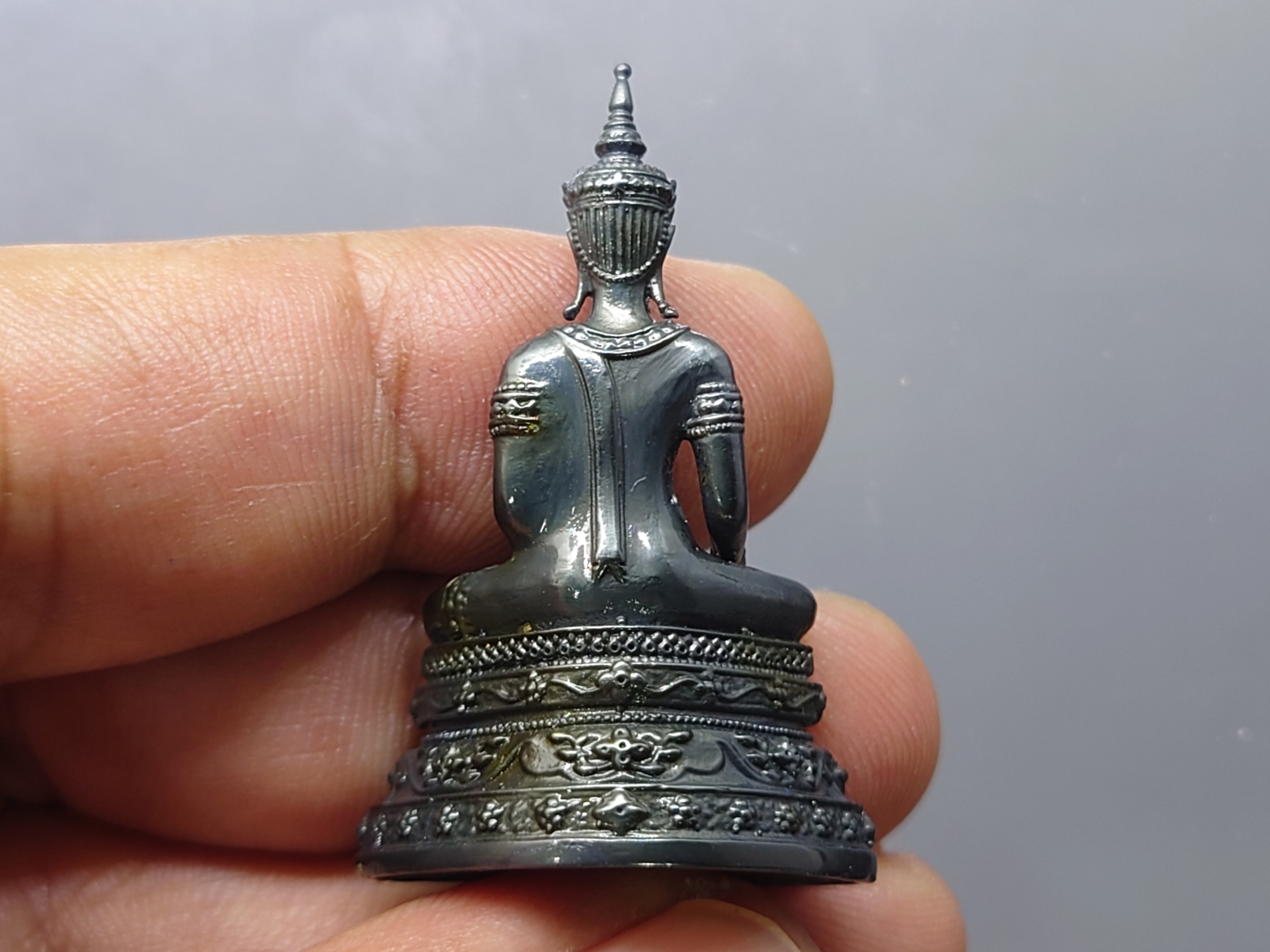 พระกริ่งพุทธมหาบารมีนุภาพพิสุทธิ์ อนุตตรสังคามวิชัย เนื้อเมฆสิทธิ์ ผลงานศิลปินแห่งชาติ อ.จักรพันธุ์ โปรษยกฤต ปี2553 พร้อมกล่องเดิม หายาก