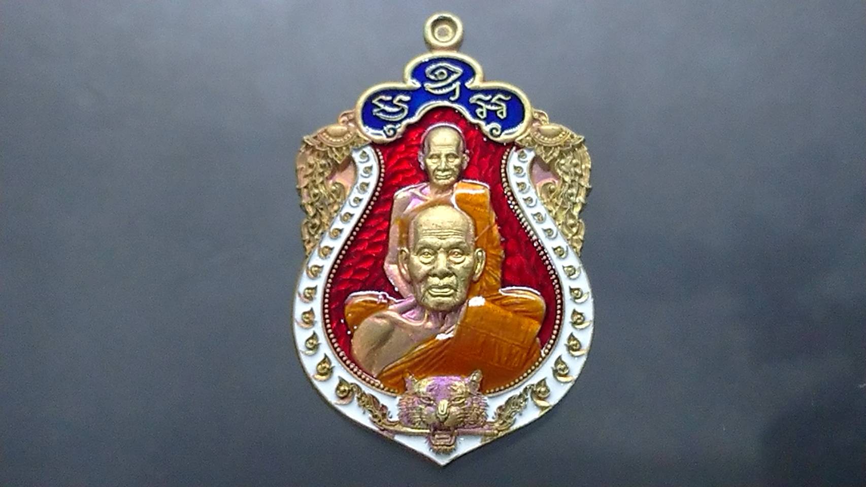 เหรียญเสมาเสือคาบดาบ 3 เนื้อชนวนลงยาราชาวดีพื้นแดง ขอบขาวซุ้มน้ำเงิน จีวรส้ม หลังเสือคู่ หลวงพ่อพัฒน์ วัดห้วยด้วน โคท 576 ปี2564 (SKU-03522)