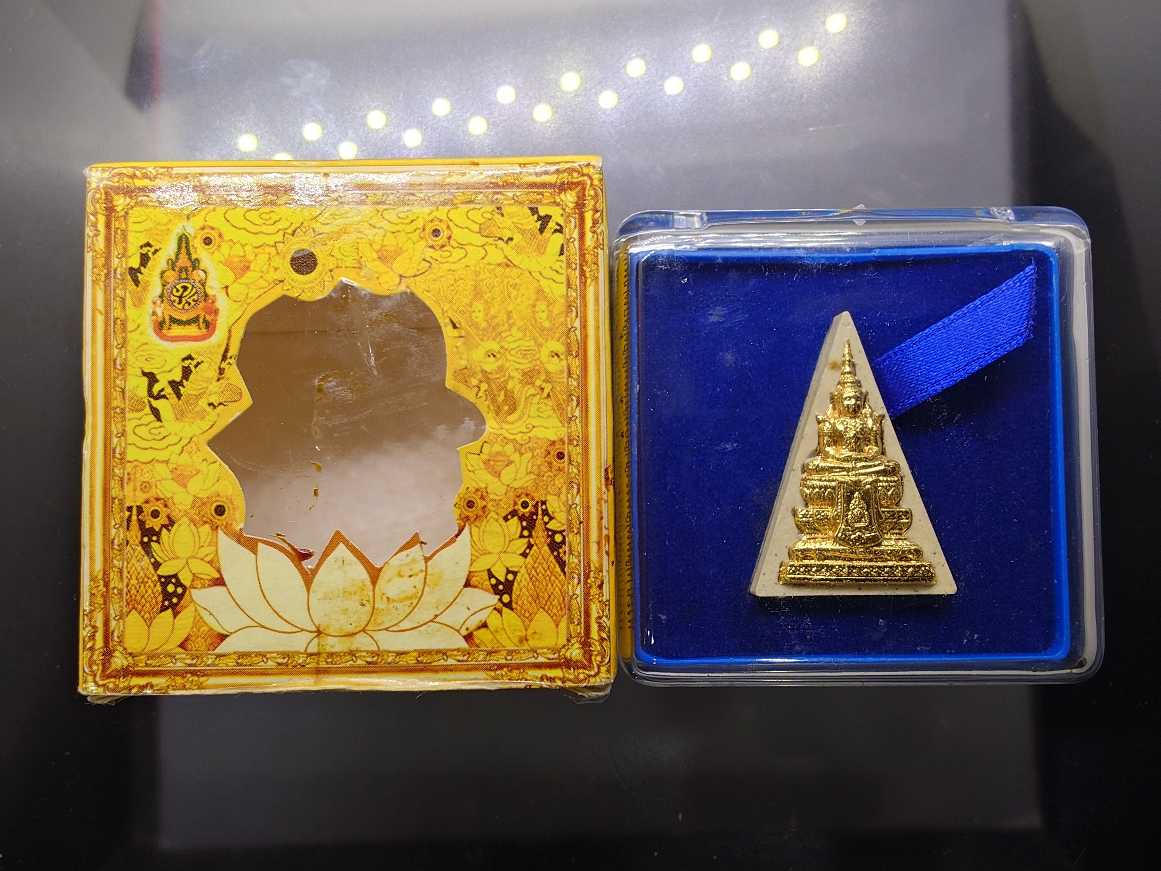 พระแก้วมรกต กรมสรรพสามิต เนื้อผง หน้ากากโลหะปัดทอง หลังตราสัญลักษณ์ครองราช 60 พรรษา เนื้อเงิน กรมสรรพสามิต สร้าง ในพระบรมราชานุญาต ปี2550 ตลับเดิม กล่องเดิม