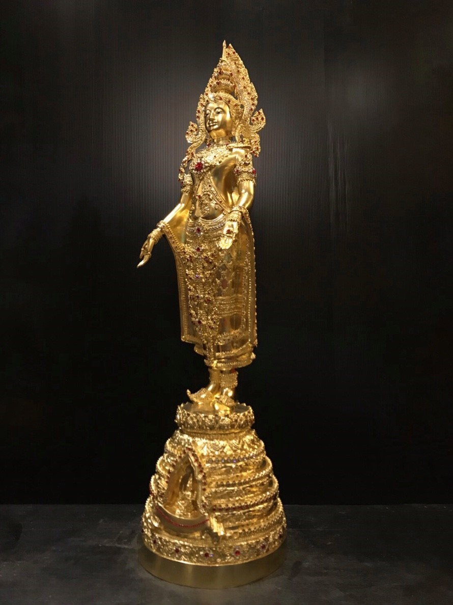 พระพุทธมหาจักรพรรดิ ปางเปิดโลก สูง 32 นิ้ว ปิดทอง ติดคริสตัล วัดกษัตราธิราชวรวิหาร จ.อยุธยา