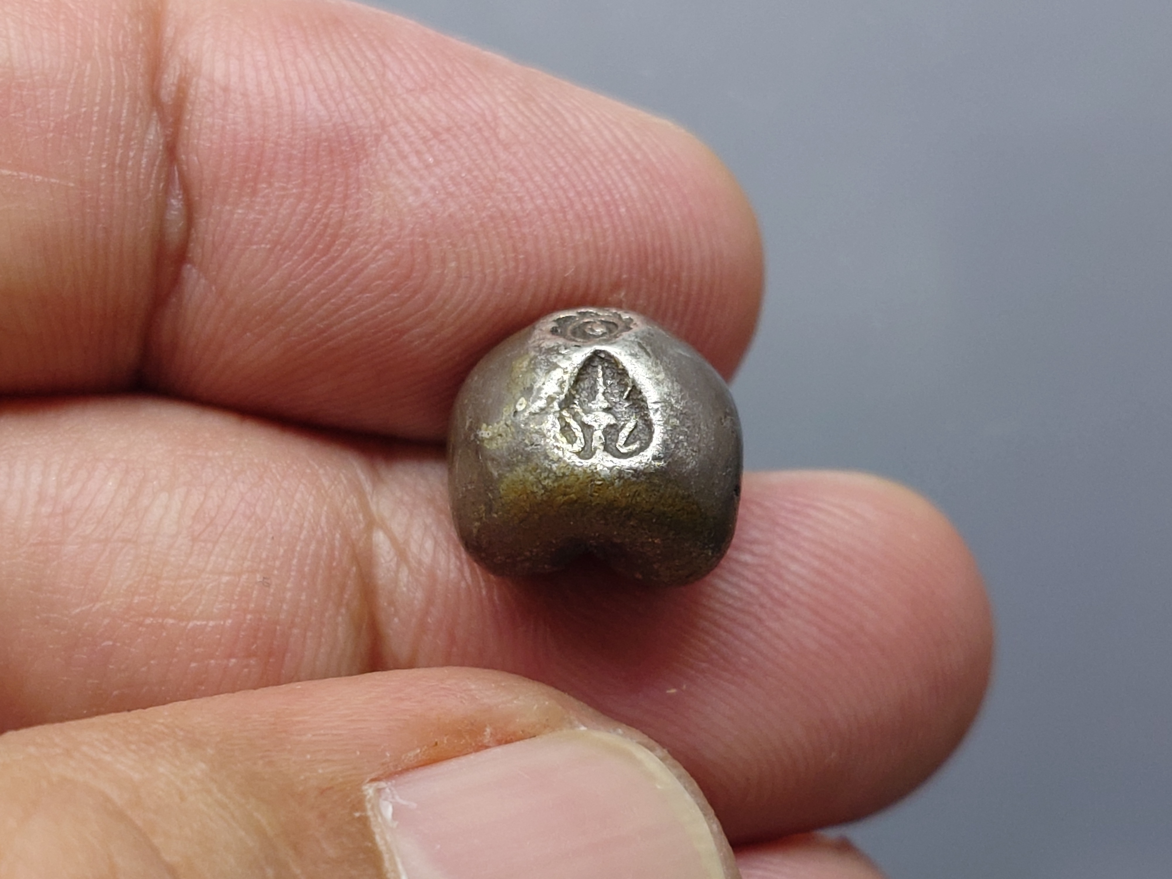 พดด้วง ขนาด สองสลึง ตรามงกุฎ-กงจักร (บล็อกทองคำ) รัชการที่4 ขนาดหายาก สภาพสวย ตราชัด