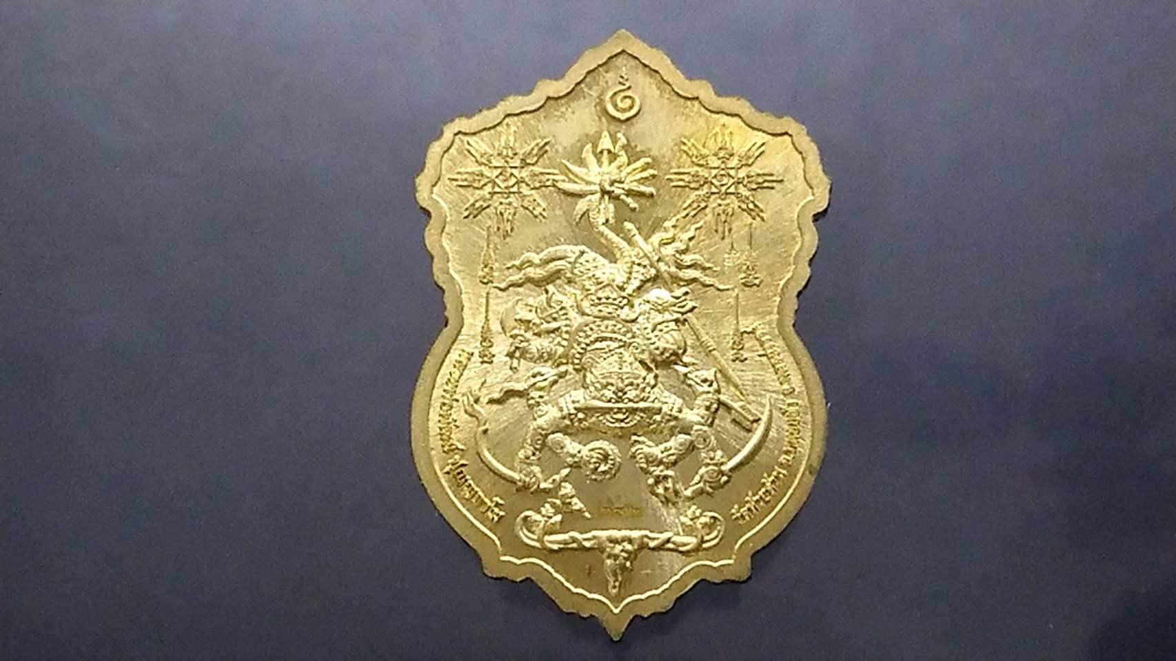 เหรียญเศรษฐีปากน้ำโพ(แอ๊ด คาราบาวสร้าง) เนื้อทองเหลือง ขอบขาว ลงยาจีวร หลวงพ่อพัฒน์ วัดห้วยด้วย โคท 282