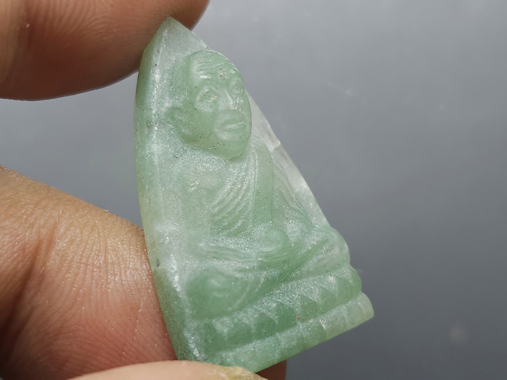 หลวงปู่ทวดหยก เนื้อหยก หลังฝังหมุดทองคำแท้ พิมพ์เตารีด ขนาดสูง 3.5 เซน วัดพะโคะ สมาคมชาวเพชรบุรีสร้าง ปี2543 พร้อมกล่องเดิม