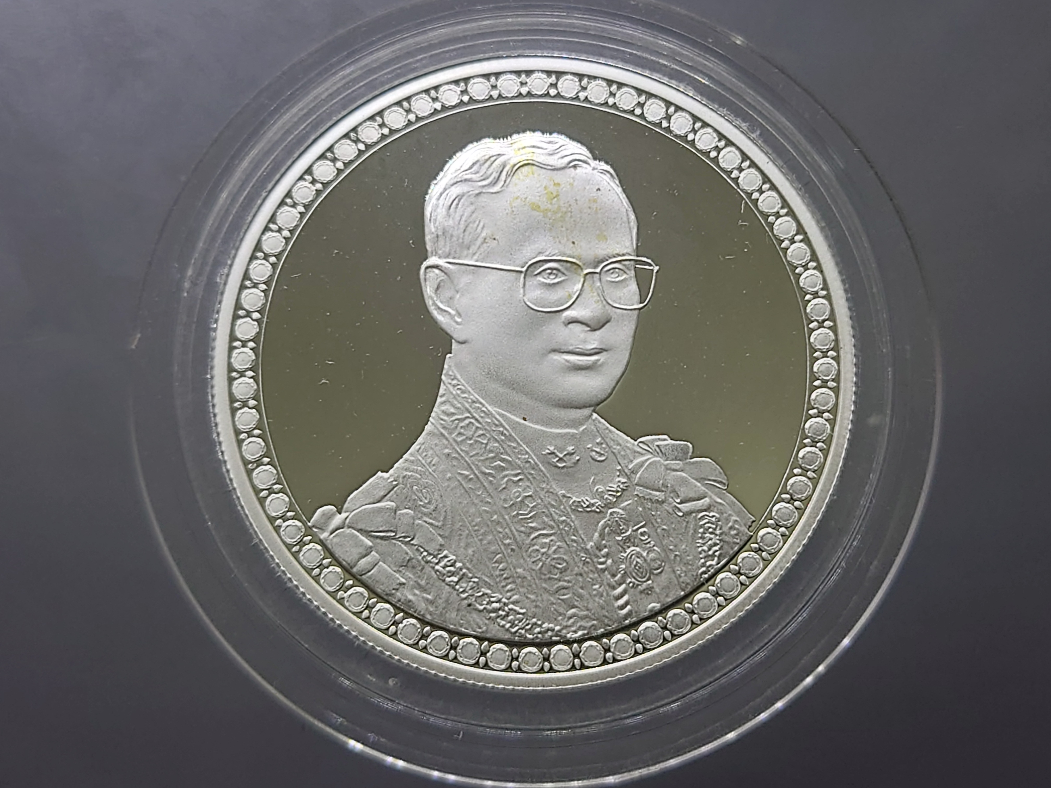 เหรียญเงินขัดเงา-โฮโรแกรม ฉลองสิริราชสมบัติครบ 60 ปี พร้อมกล่องไม้ และใบเซอร์ พ.ศ.2549